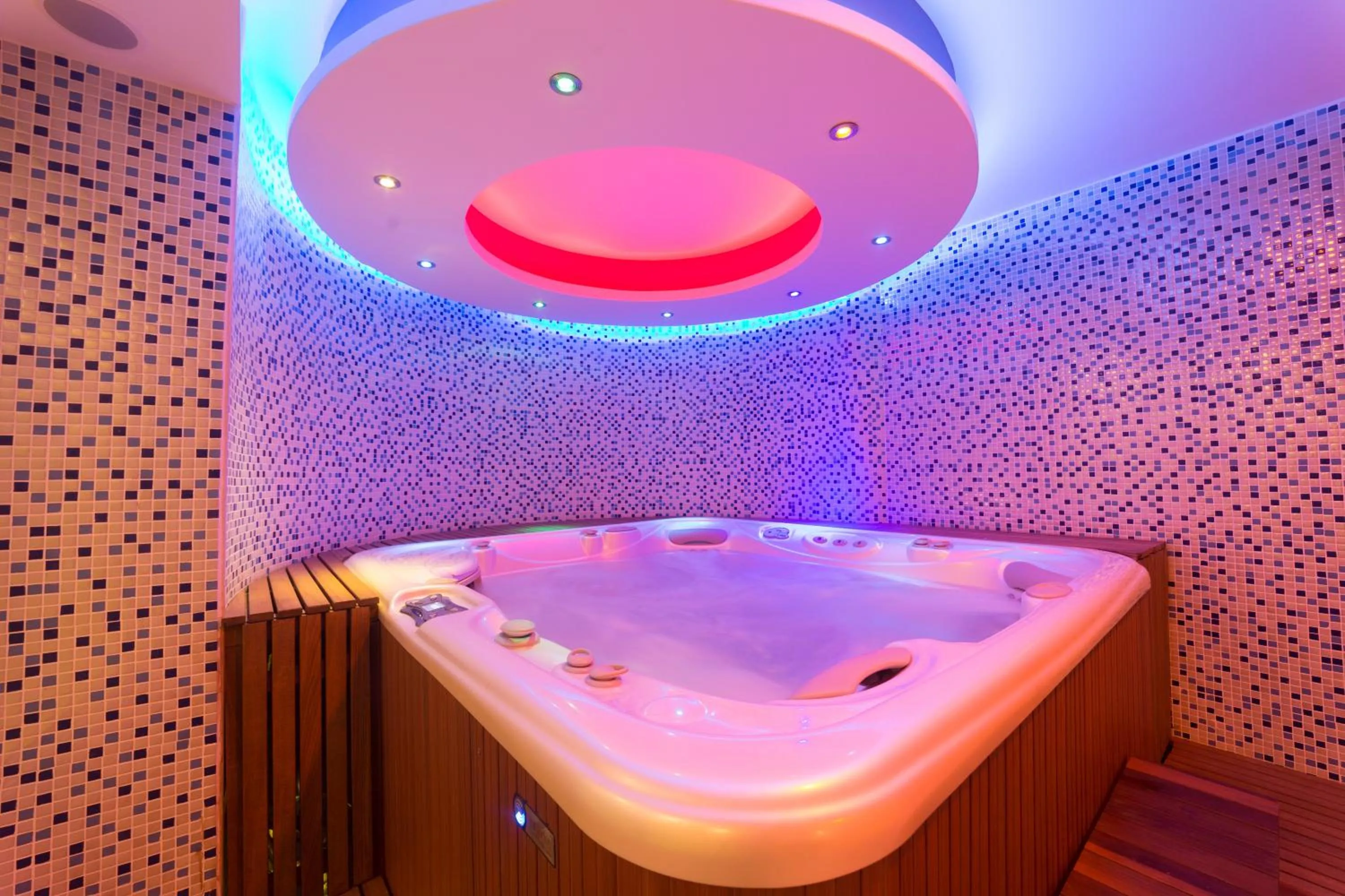 Hot Tub in Forum Suite Otel