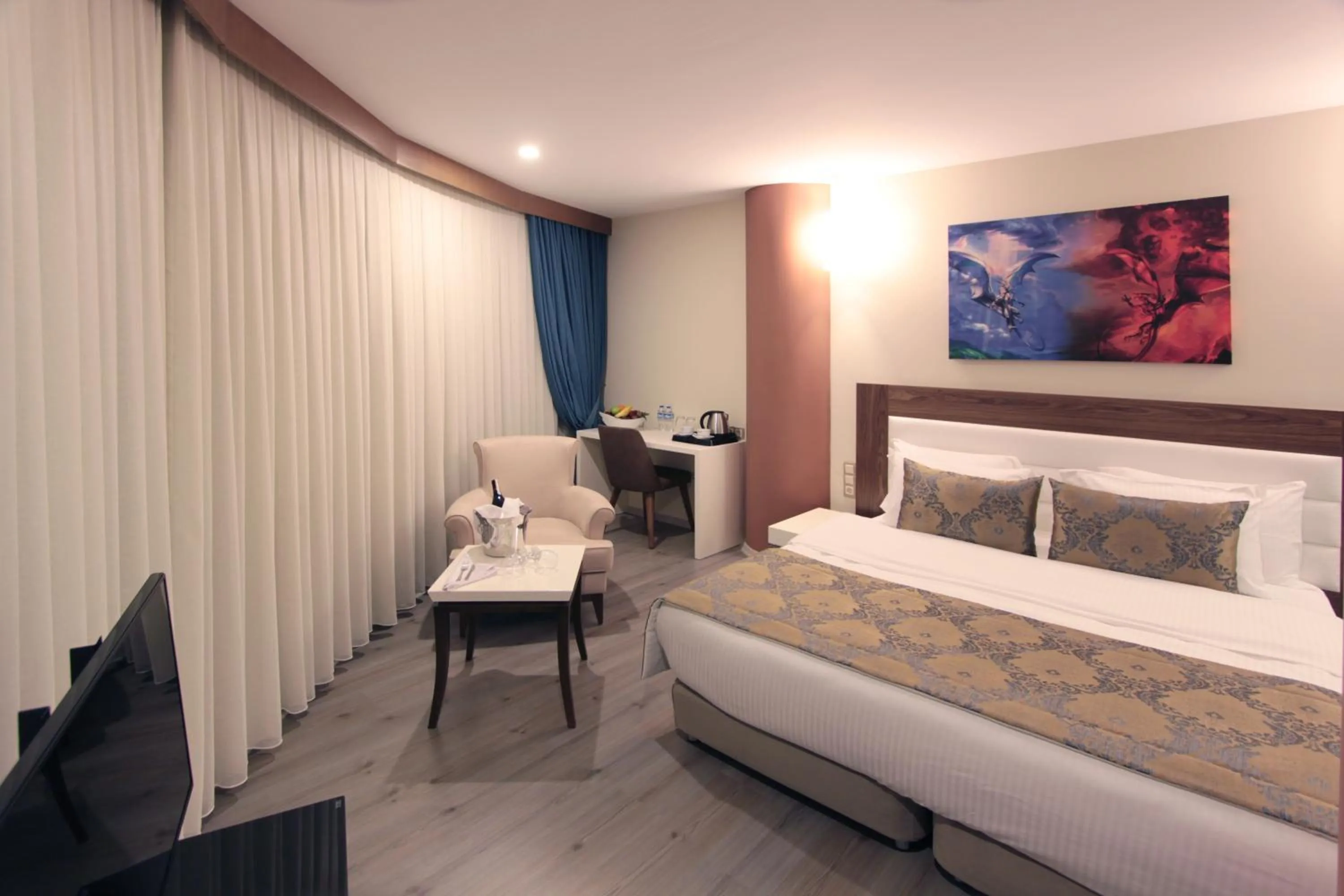 Photo of the whole room, Bed in Forum Suite Otel