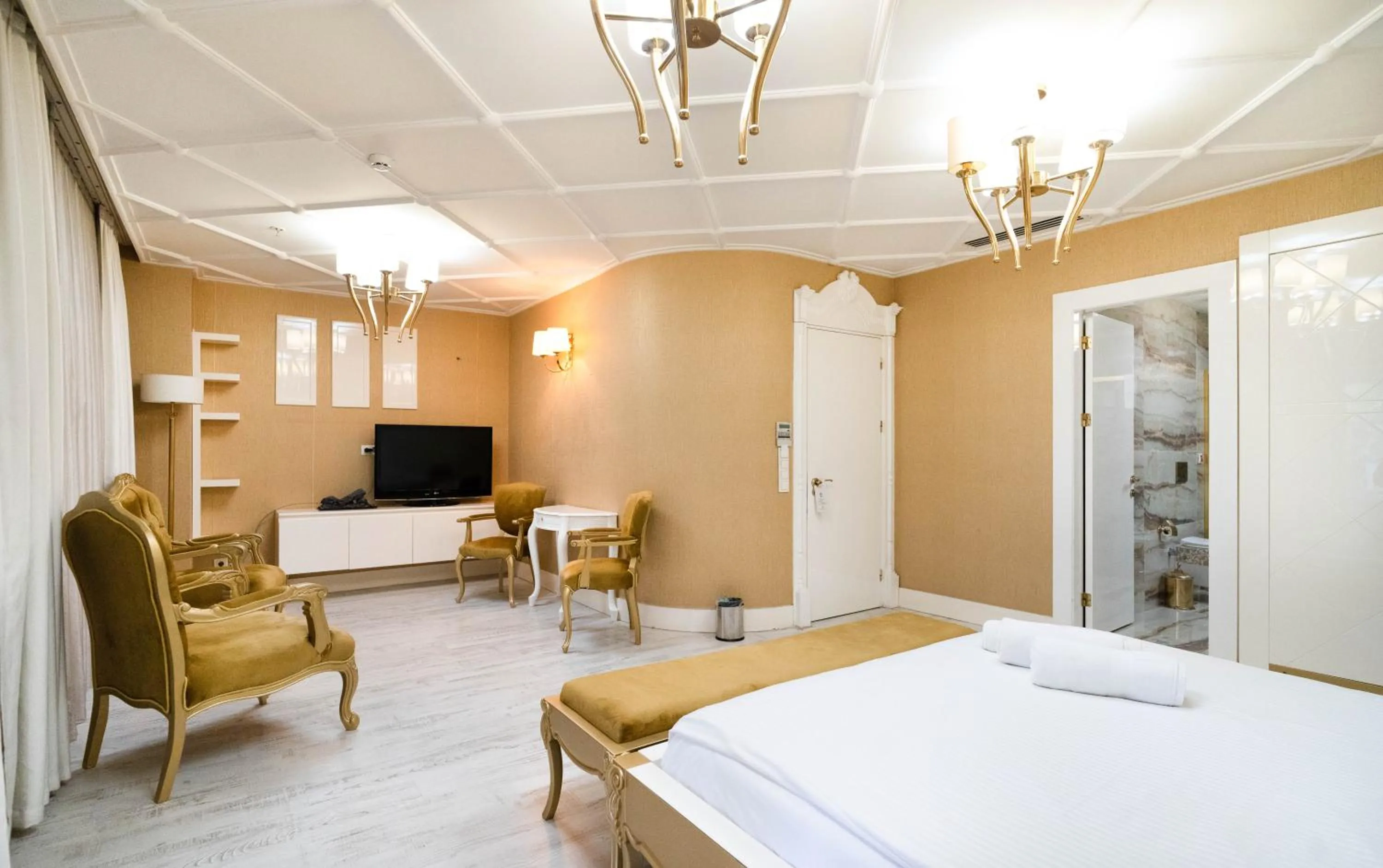 Photo of the whole room, Bed in Golden Pars Hotel