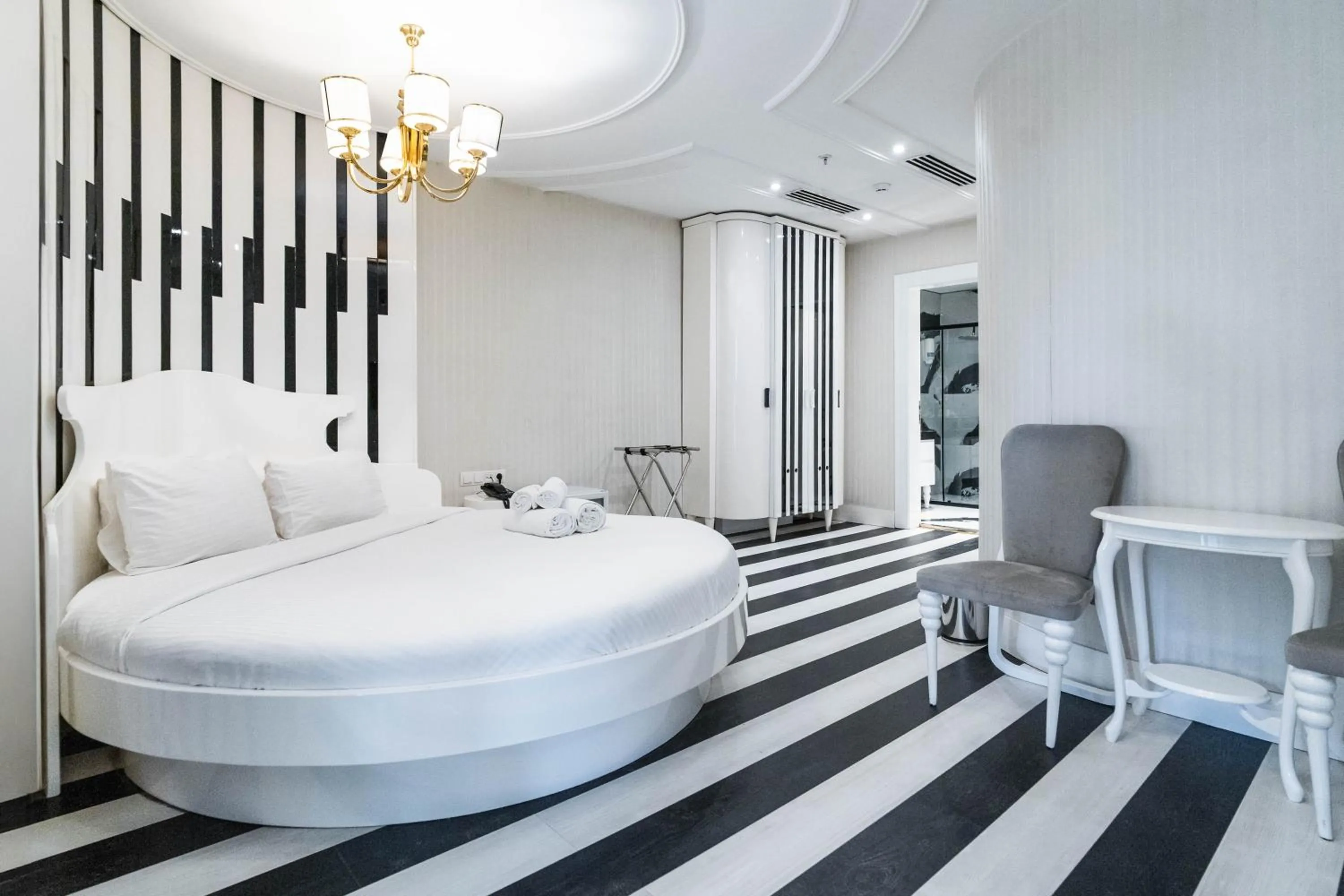 Photo of the whole room, Bed in Golden Pars Hotel