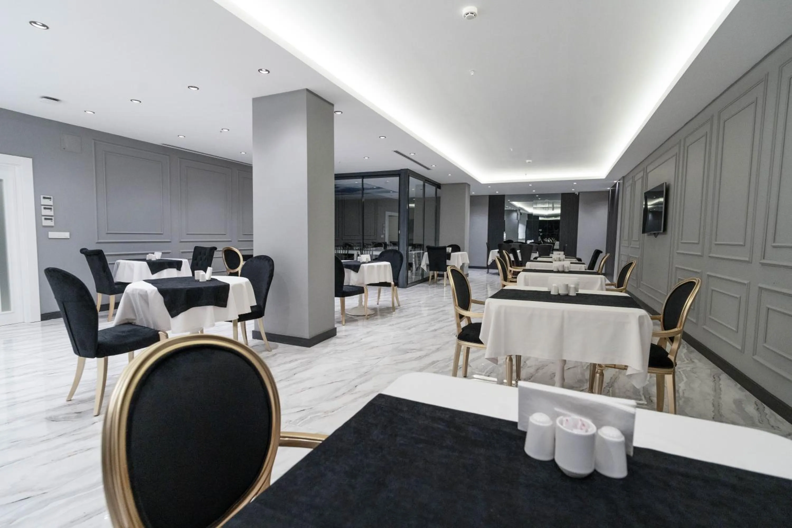 Restaurant/places to eat in Golden Pars Hotel