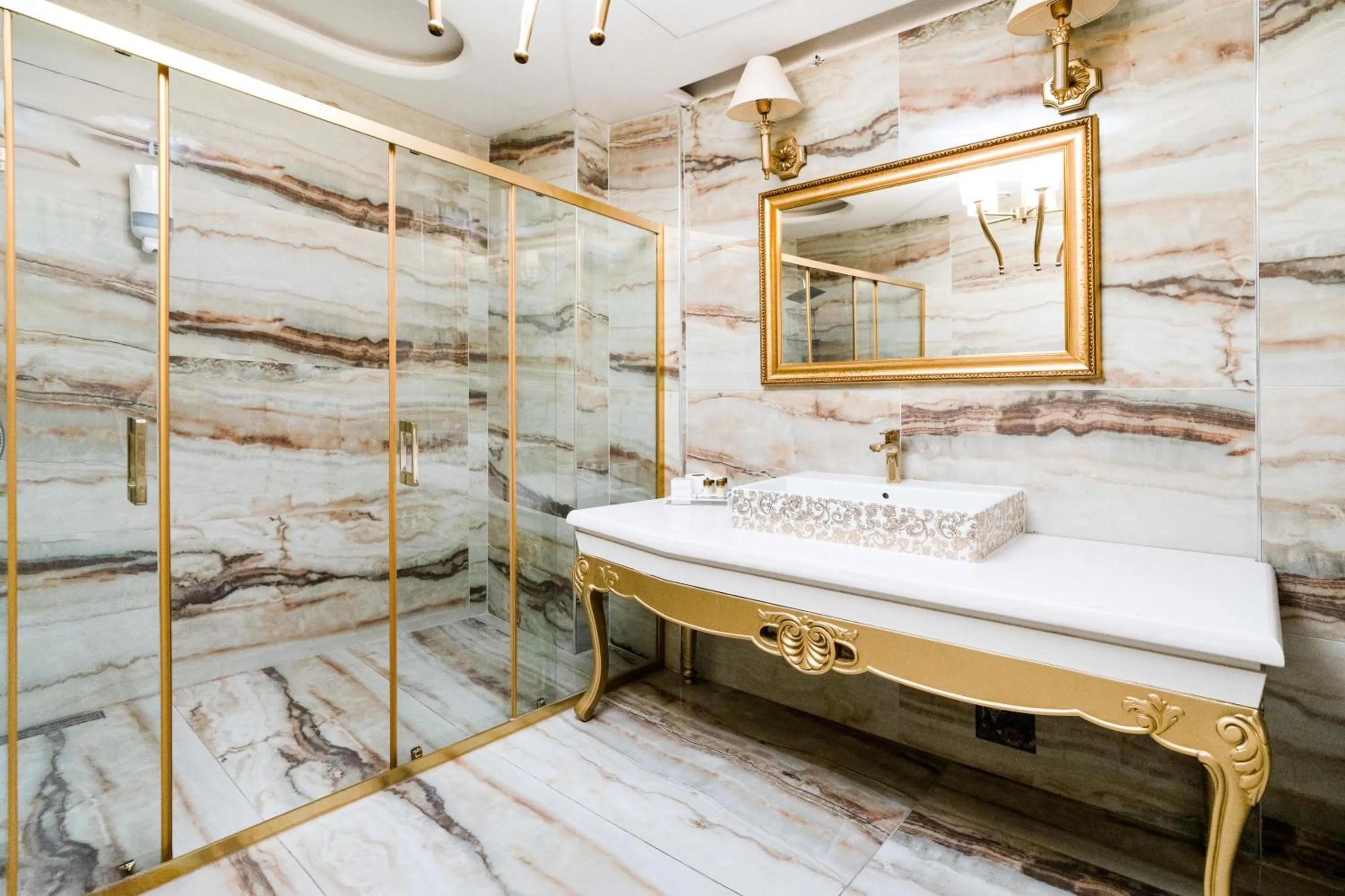 Bathroom in Golden Pars Hotel