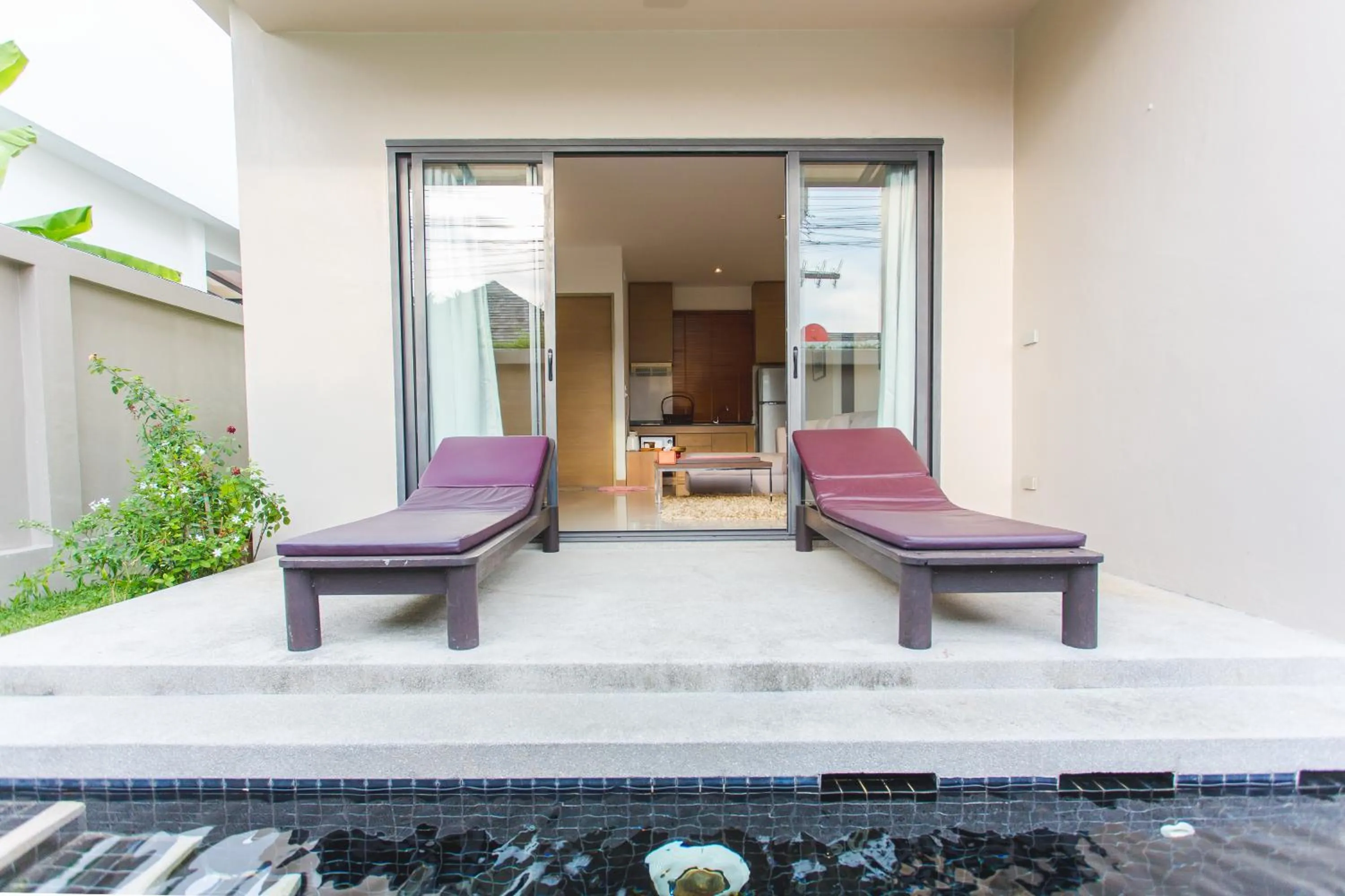 Swimming pool in Honeymooner Pool Villa@Seastone