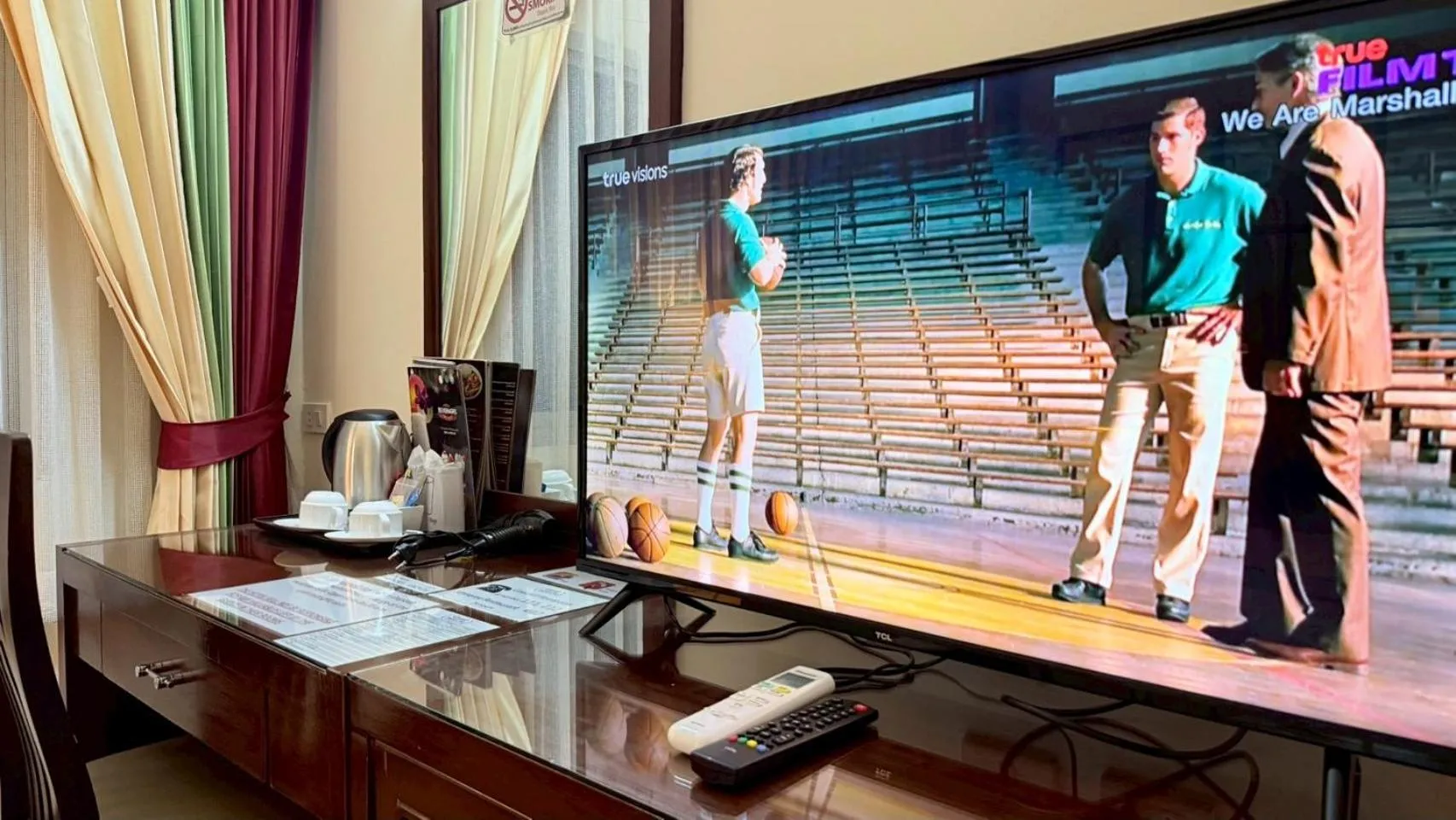 Communal lounge/ TV room in Grand Business Inn