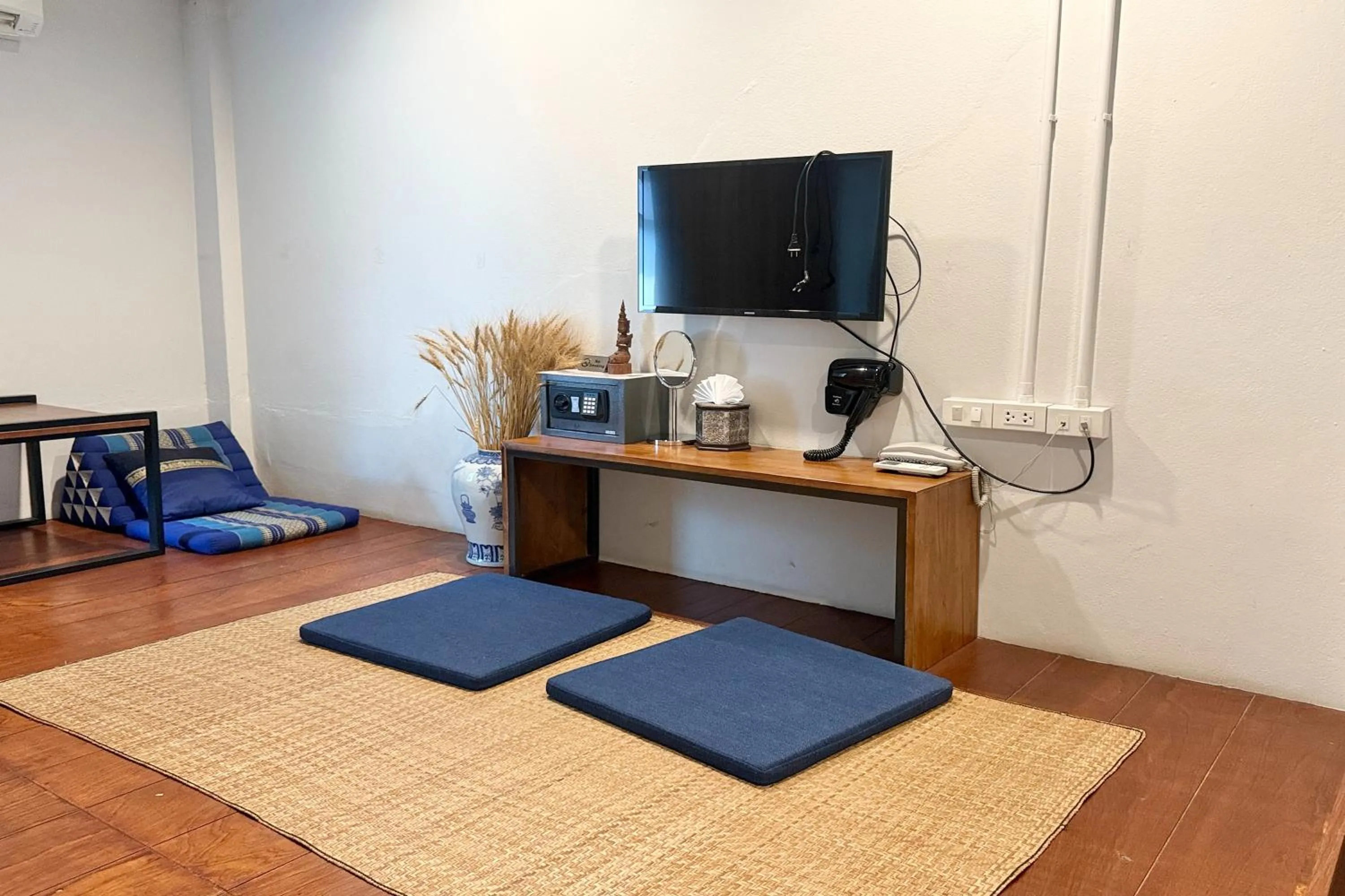 TV and multimedia in Sabaidee Chiangmai Hotel