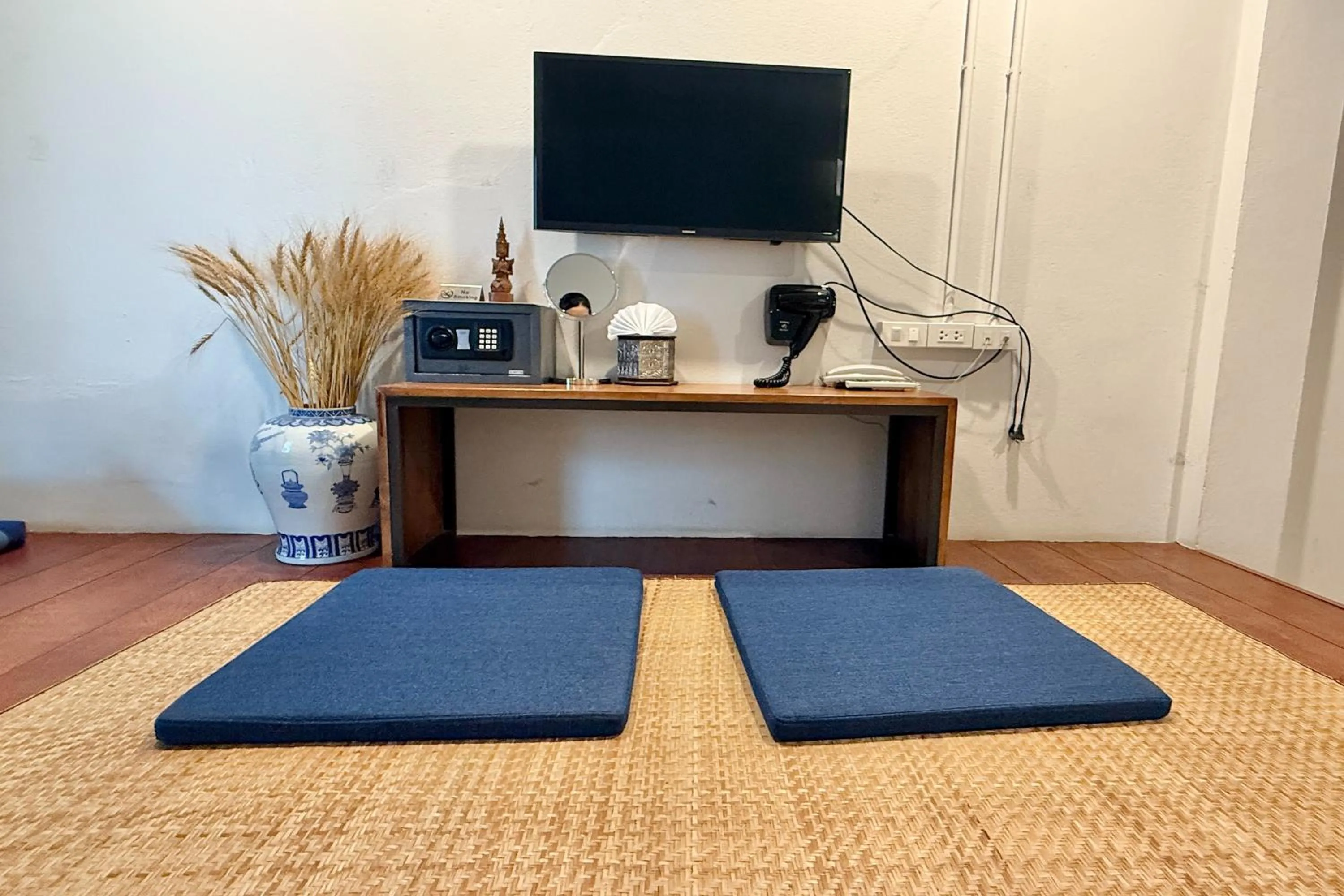 TV and multimedia in Sabaidee Chiangmai Hotel