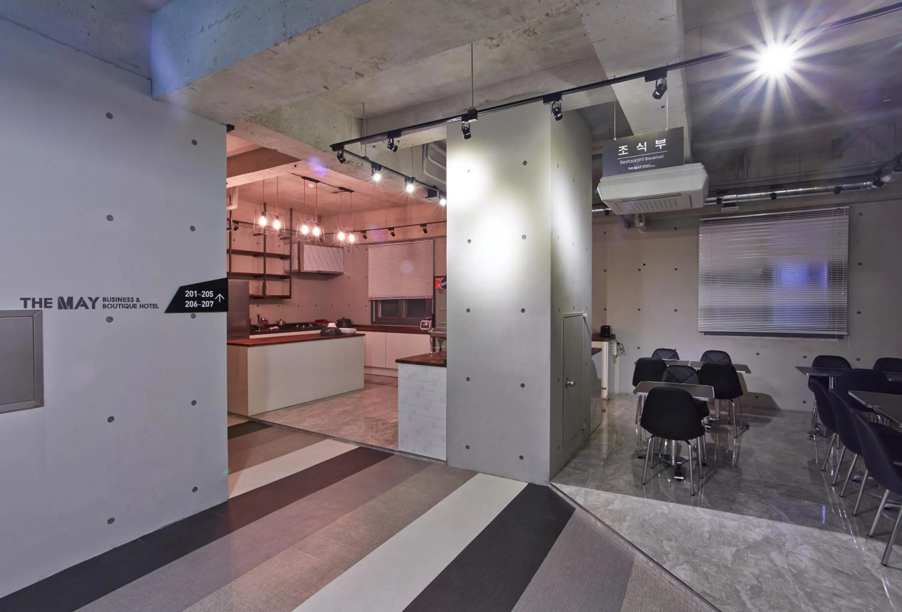 Restaurant/places to eat in Hotel The May