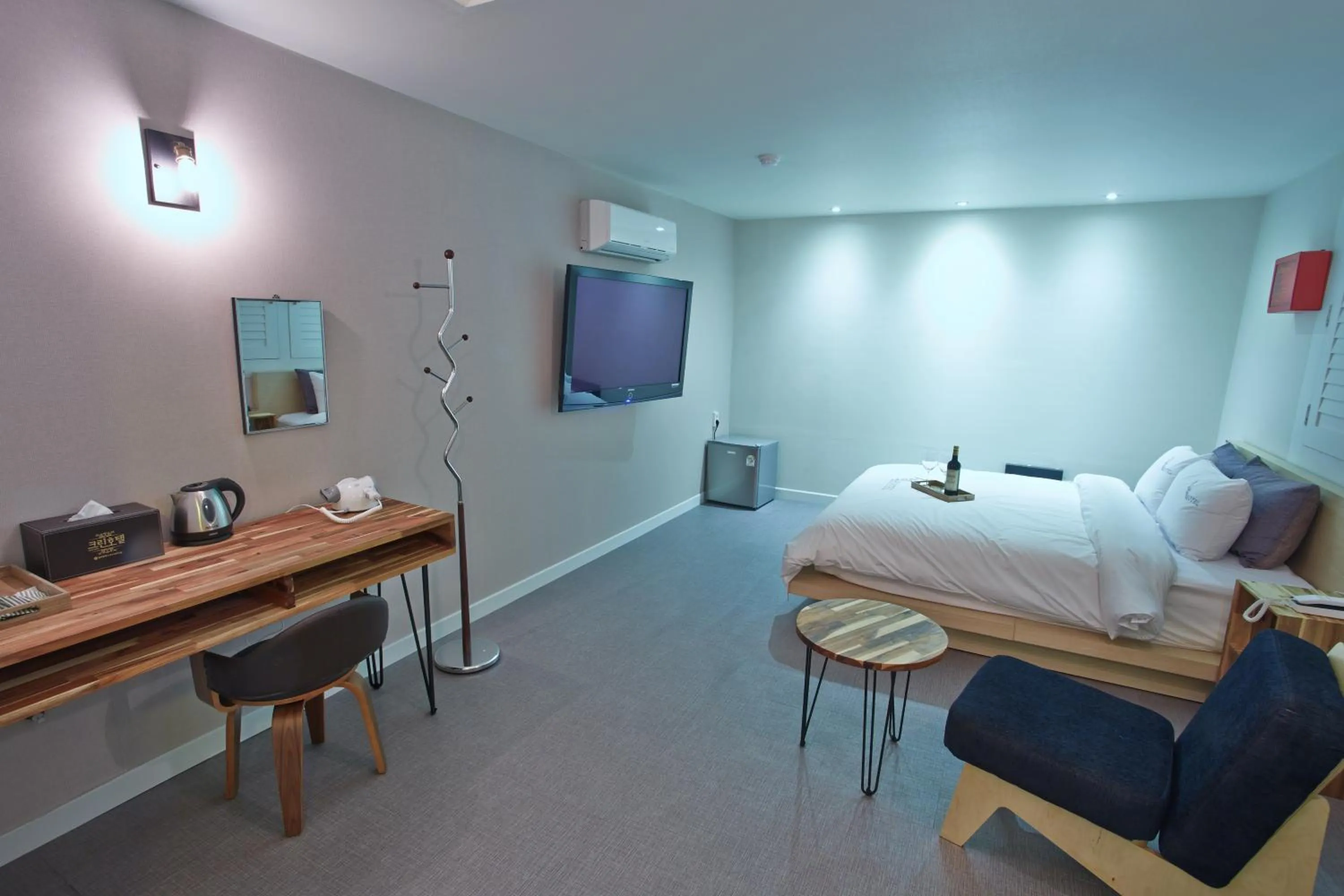 Photo of the whole room, Bed in Hotel The May