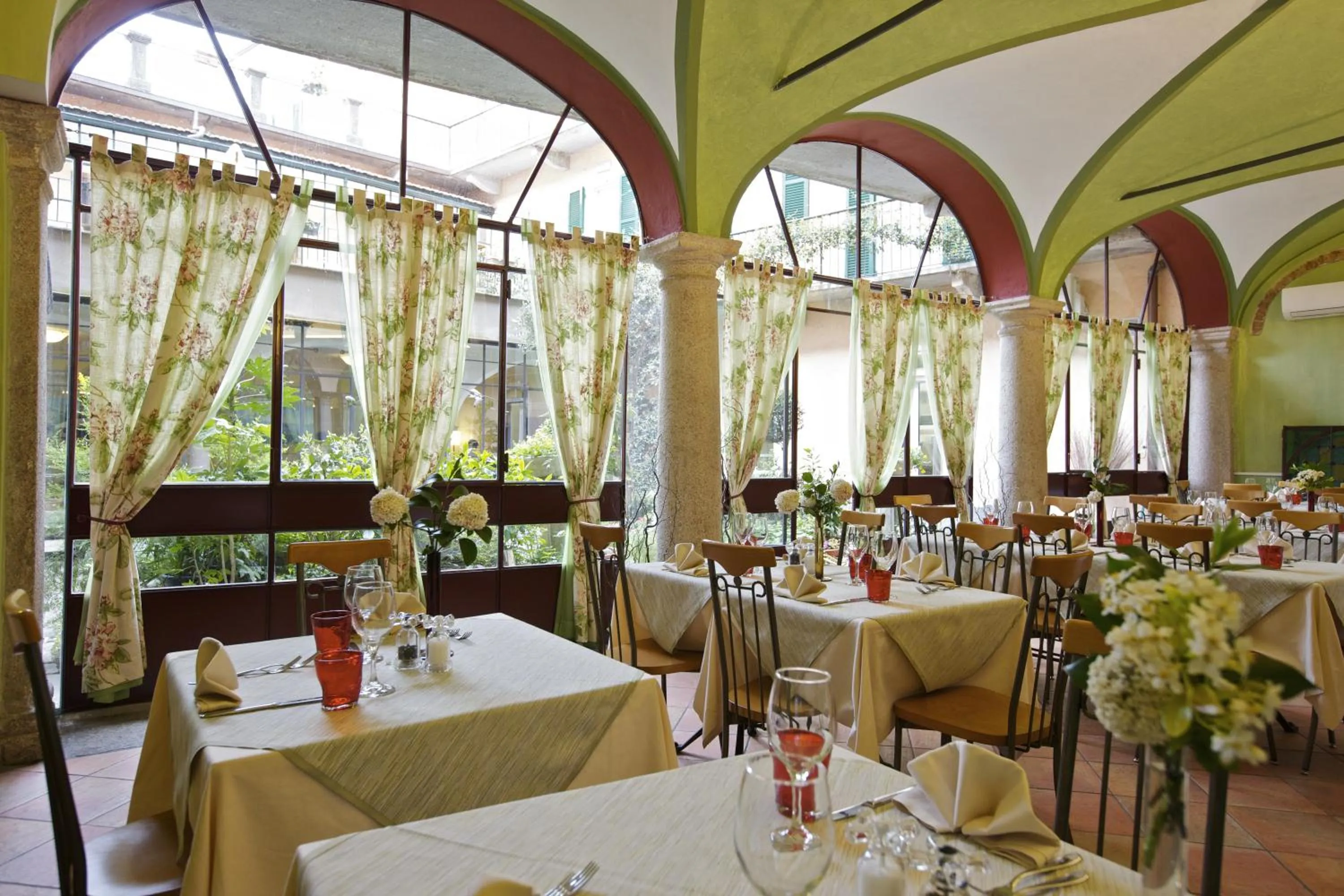 Restaurant/places to eat in Albergo Pesce D'oro