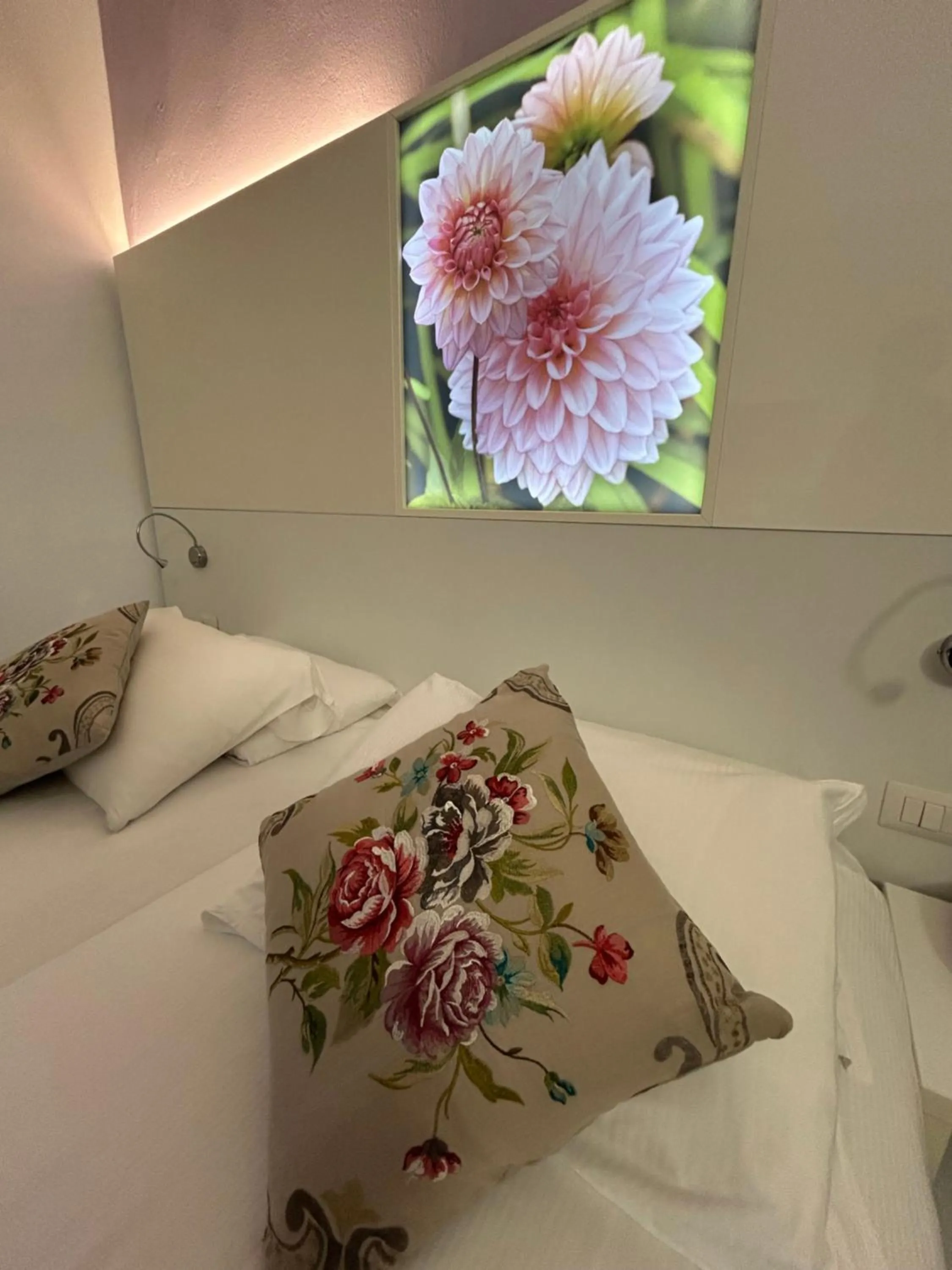 Decorative detail, Bed in Albergo Pesce D'oro