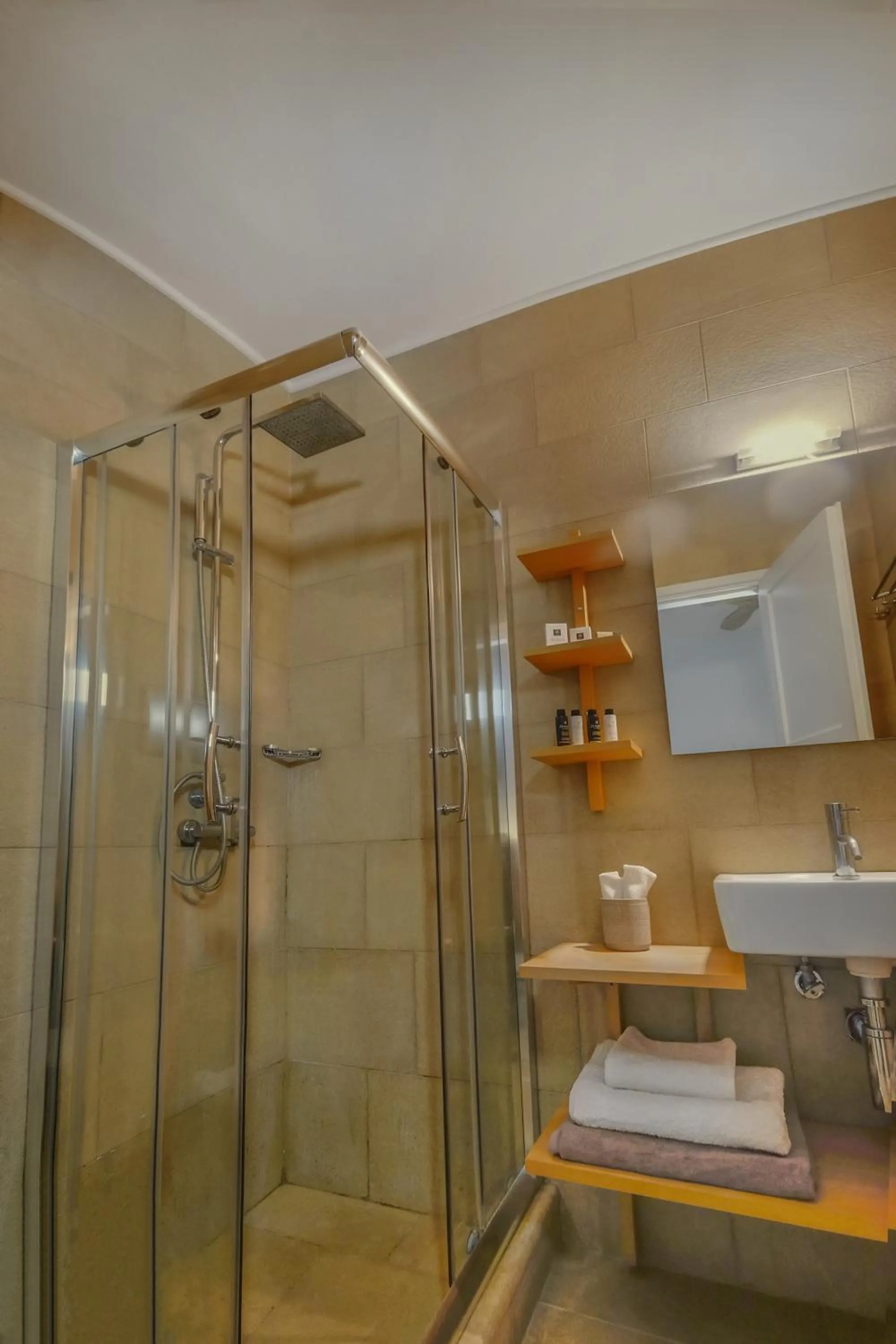 Shower in Olivemare