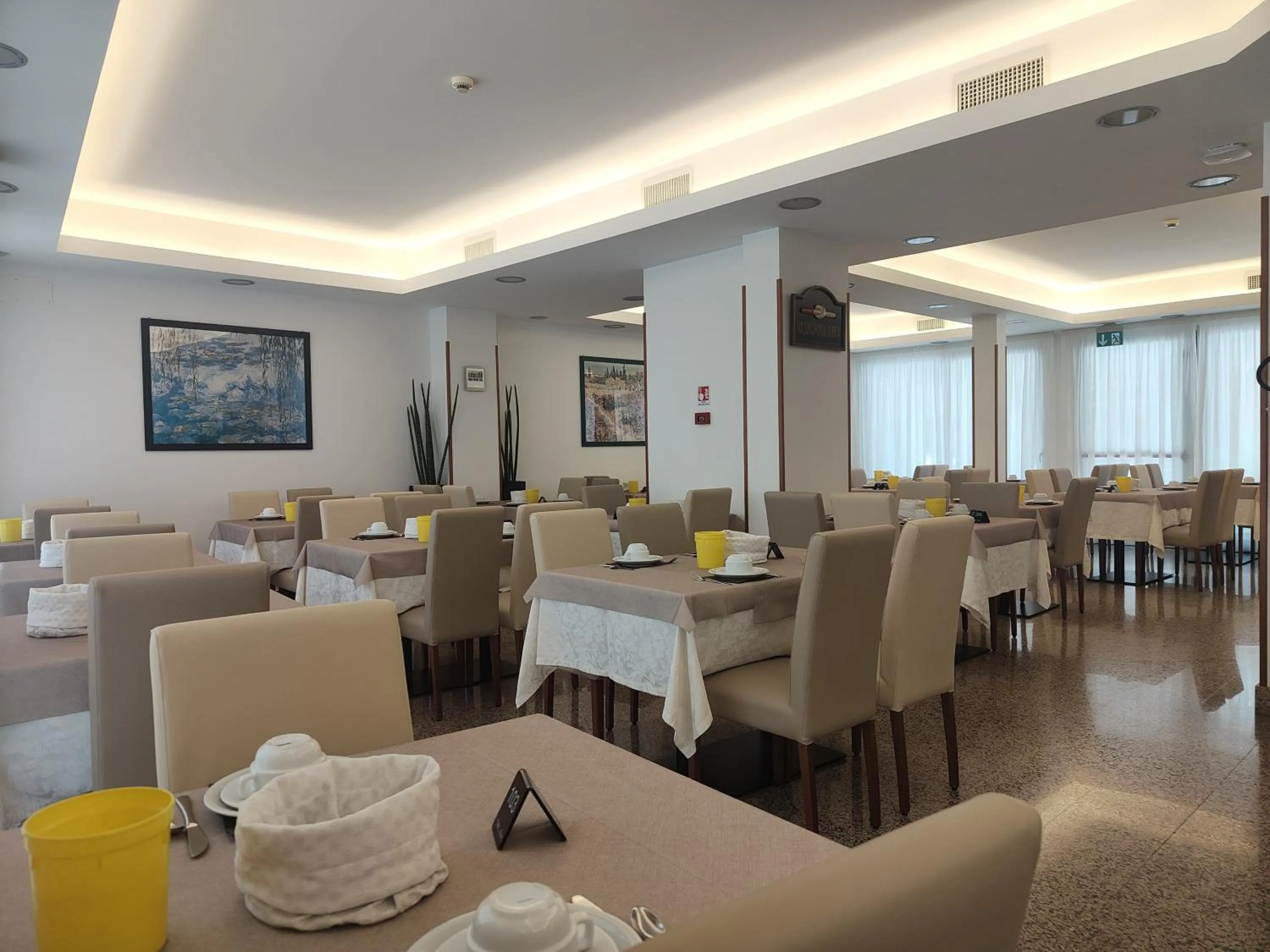 Restaurant/places to eat in Hotel Anna