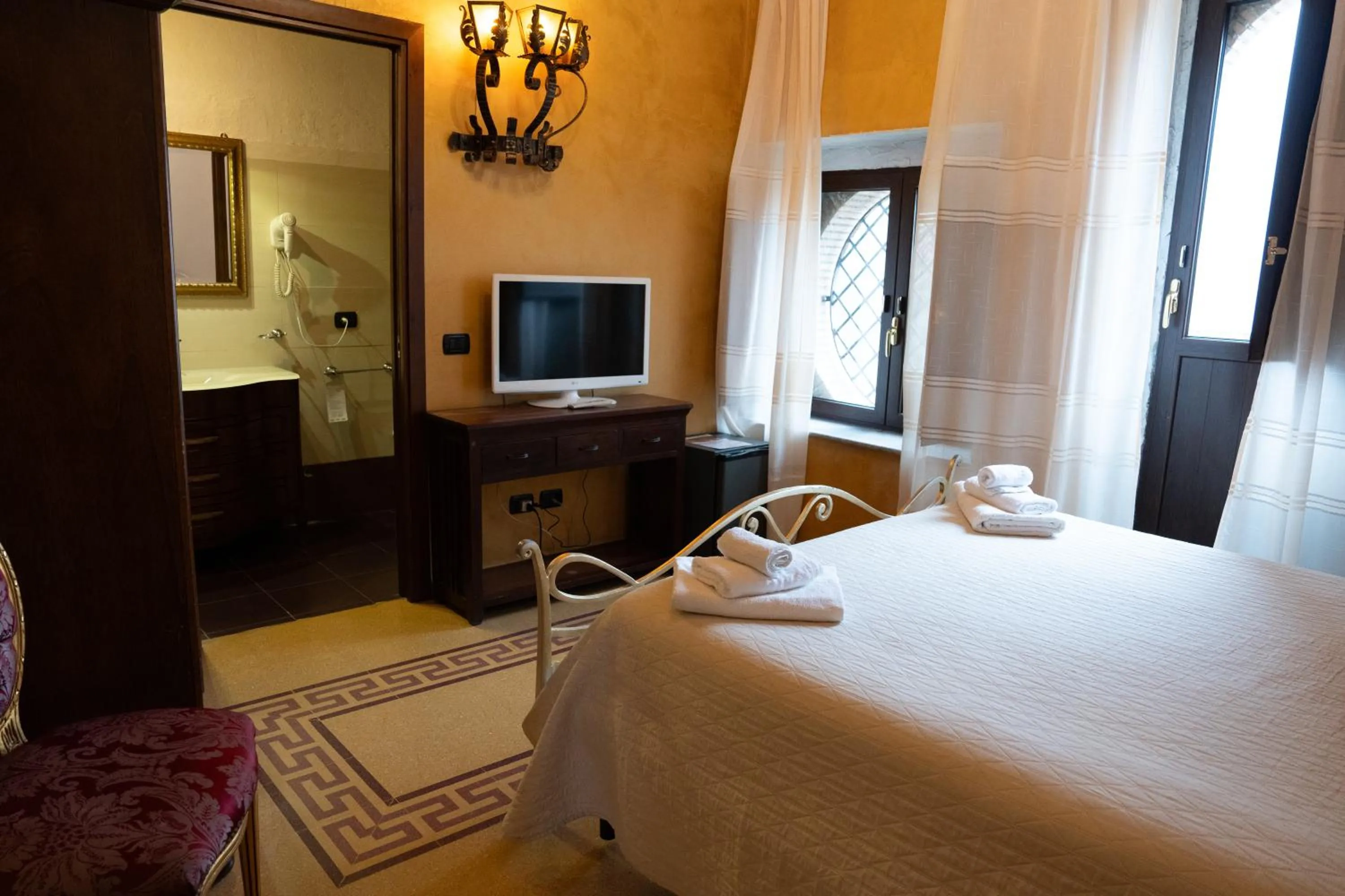 Bedroom, Bed in Residenza L'Antico Borgo Hotel