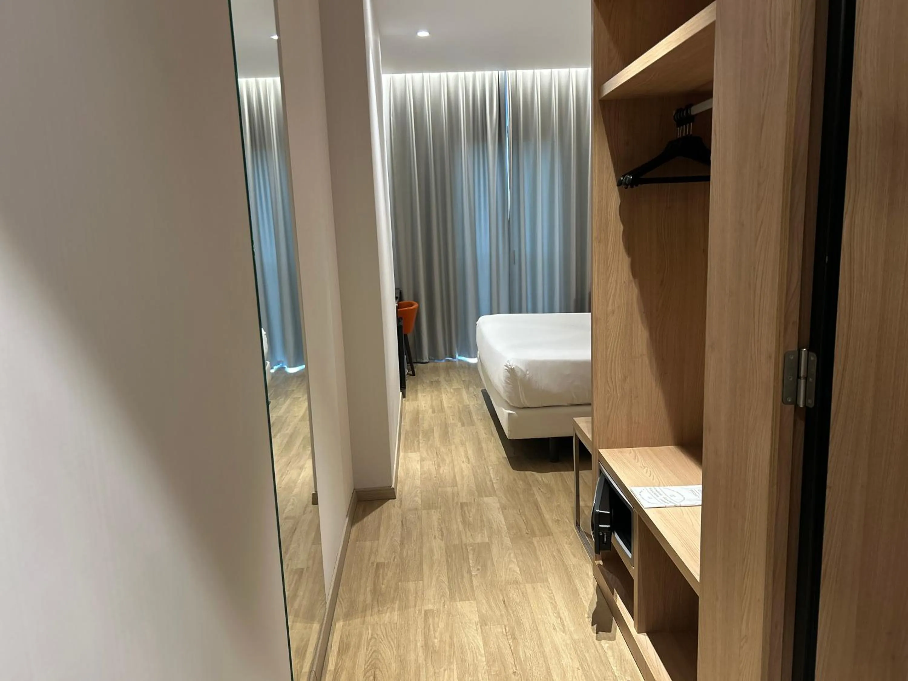 Photo of the whole room, Bed in Chi