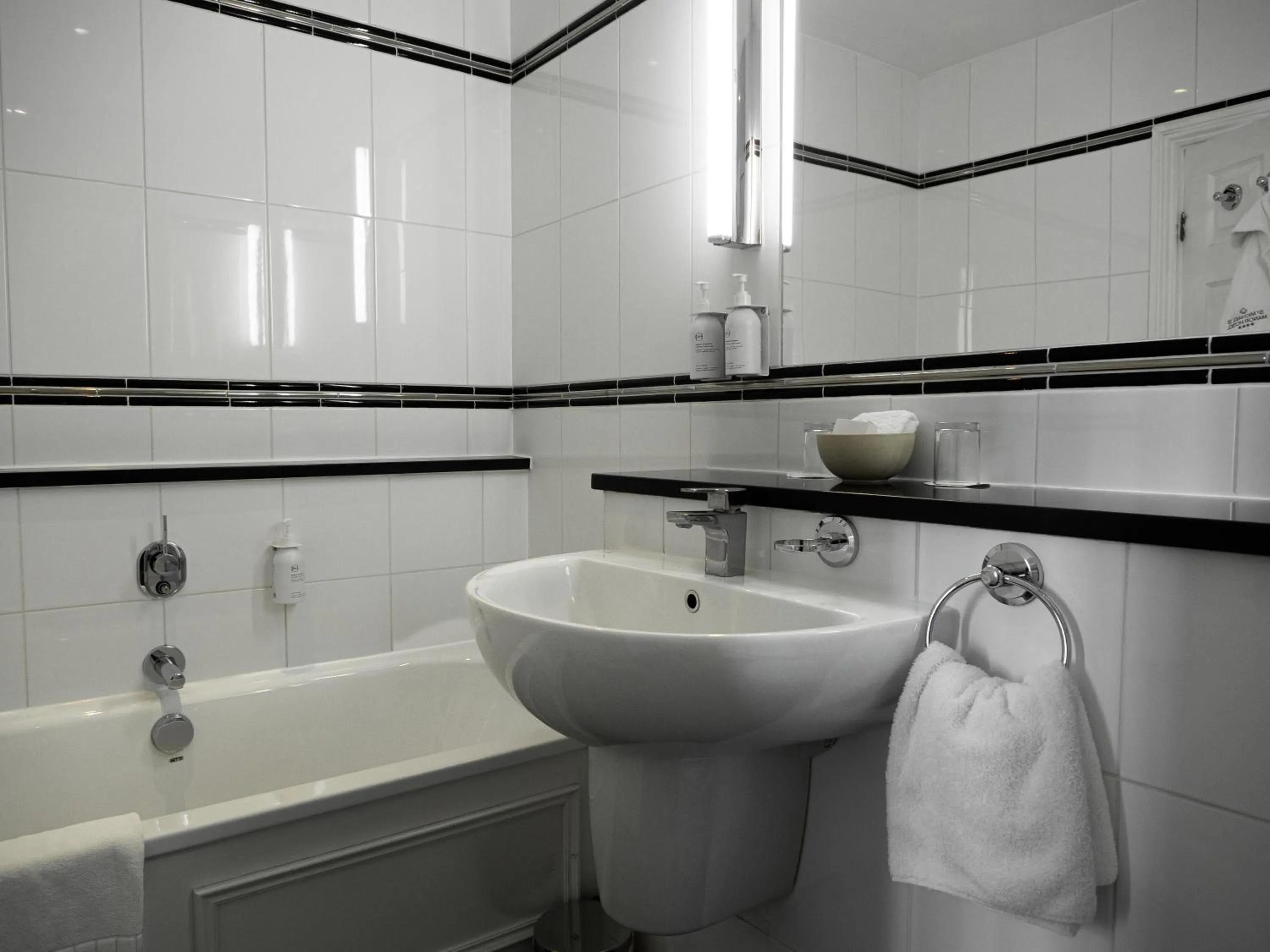Bathroom in St Michael's Manor Hotel - St Albans