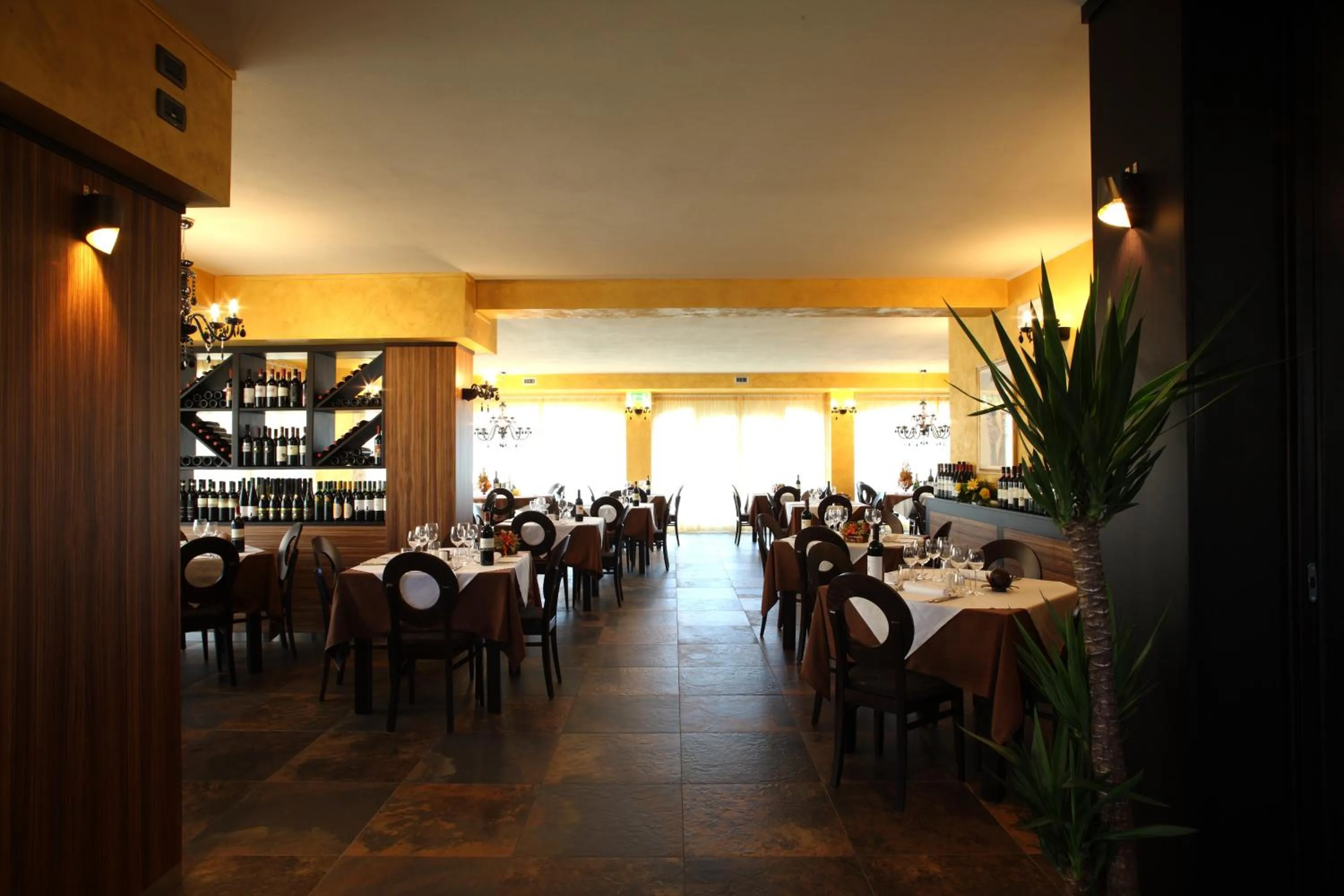 Restaurant/places to eat in T'AMI Hotel Resort Spa