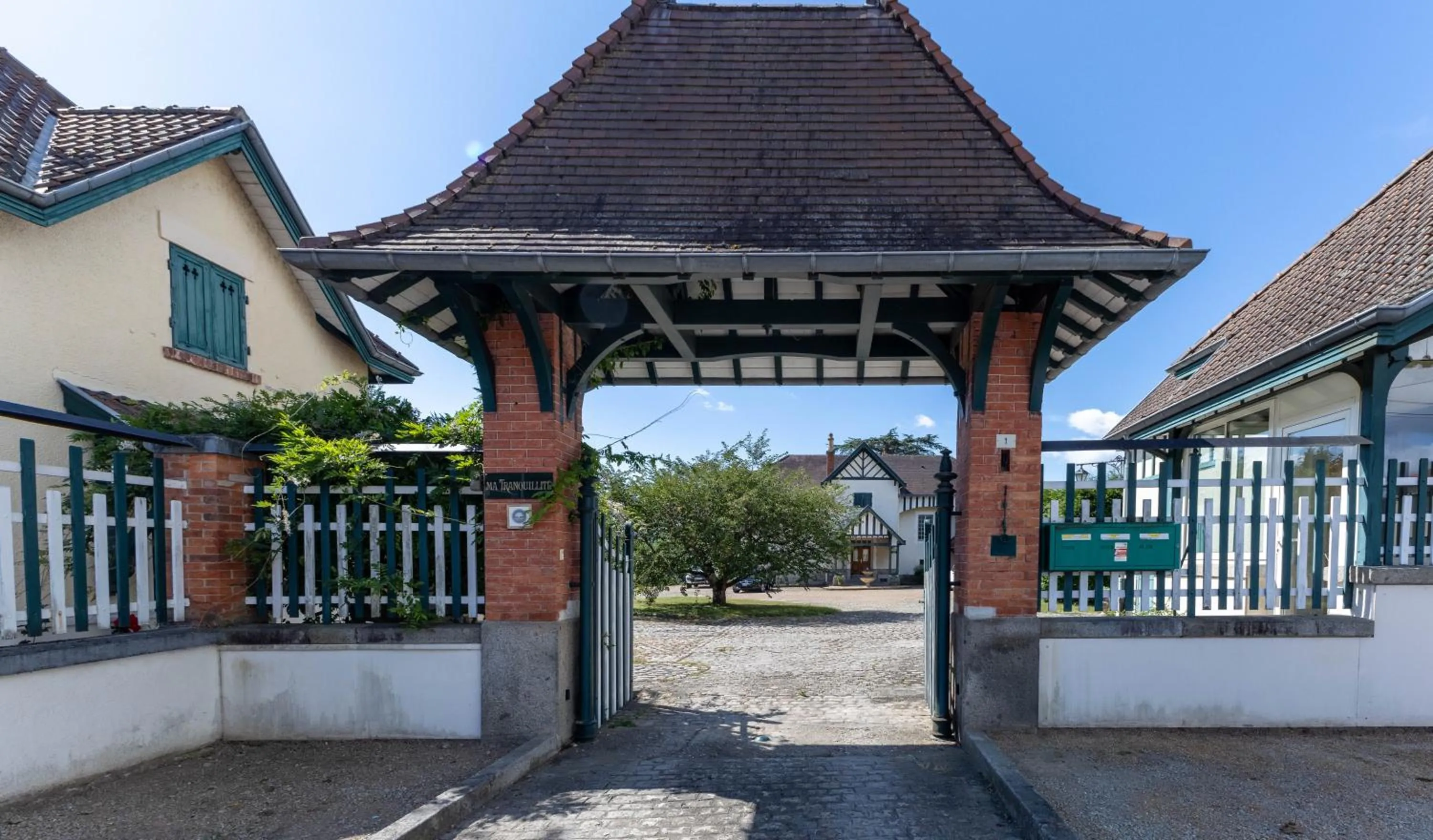 Facade/entrance in Ma Tranquillite
