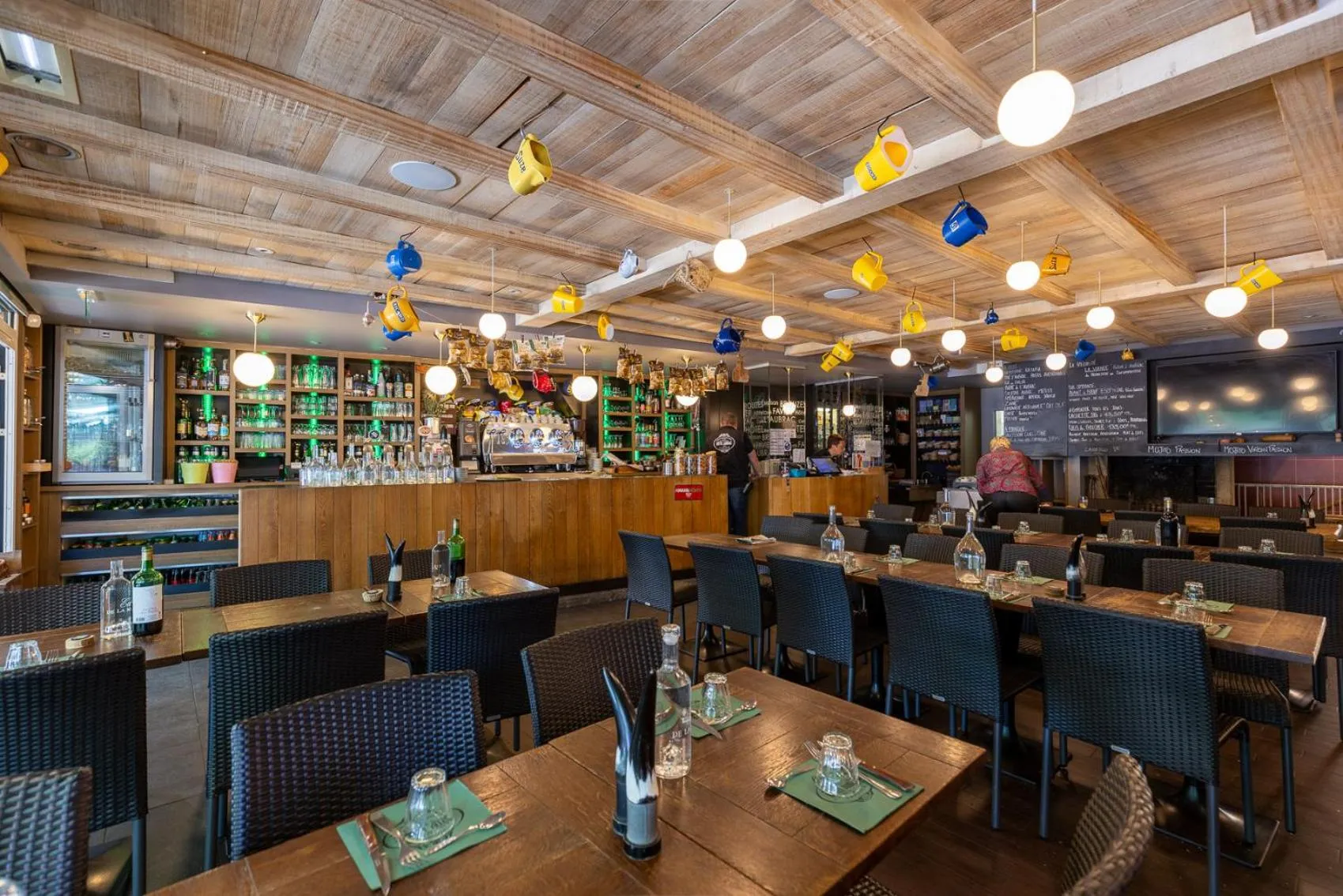 Lounge or bar in Hôtel-Restaurant Logis l'Aubrac Laguiole