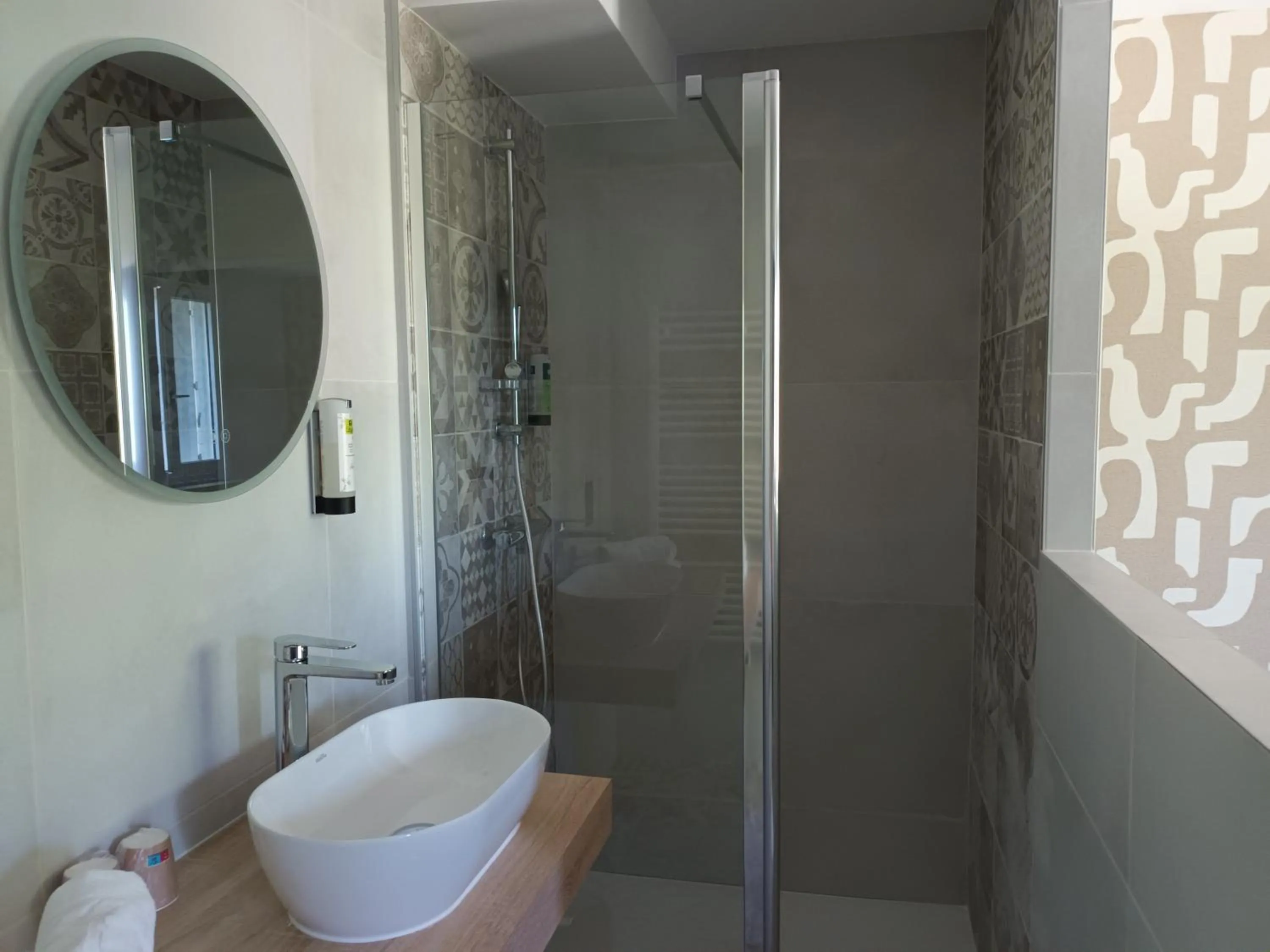 Shower in Hôtel-Restaurant Logis l'Aubrac Laguiole