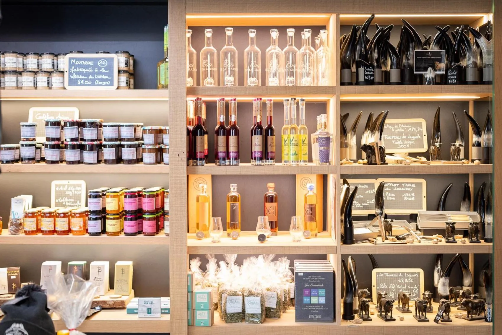 On-site shops in Hôtel-Restaurant Logis l'Aubrac Laguiole