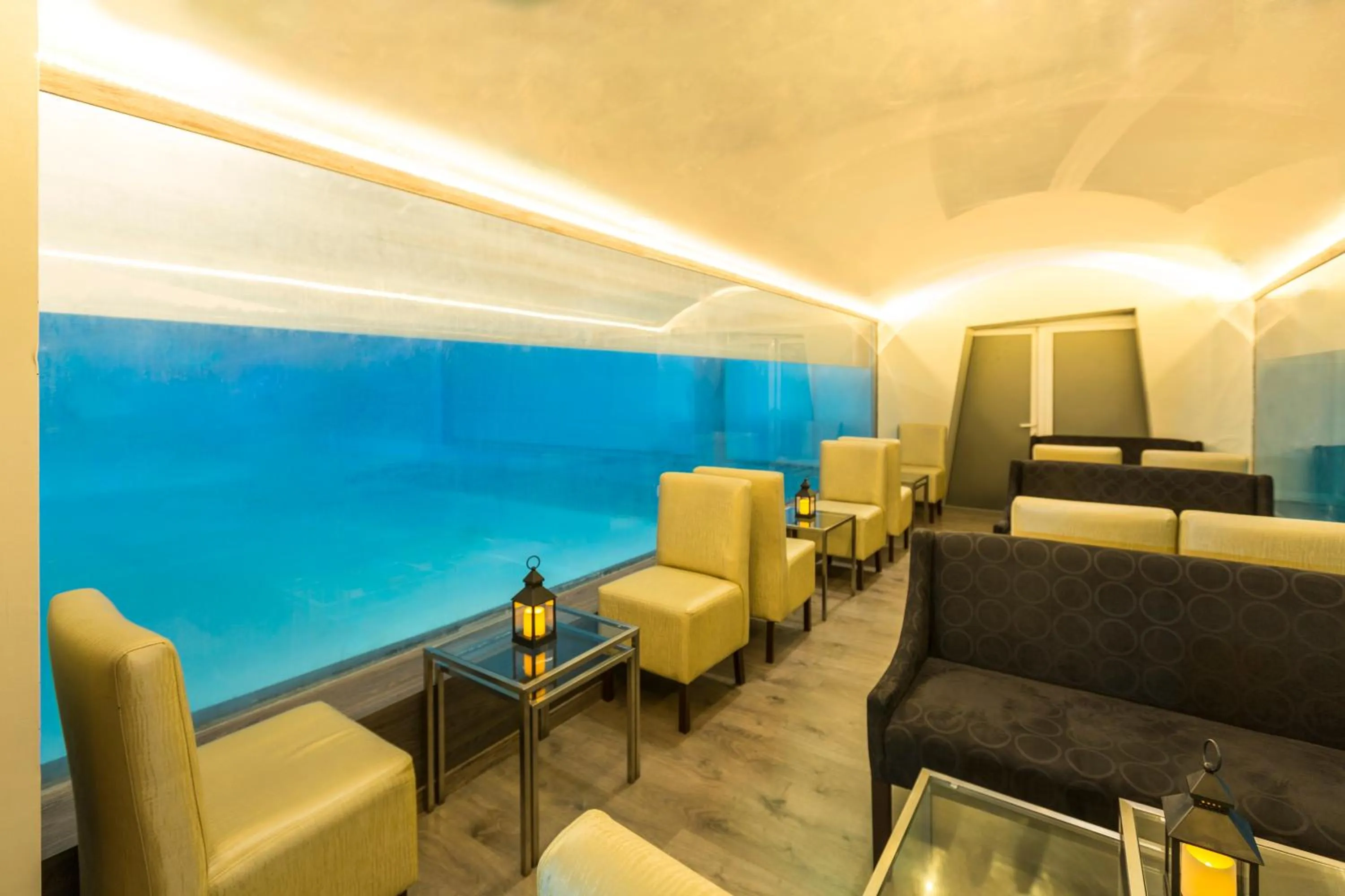 Lounge or bar in Delfines Hotel & Convention Center