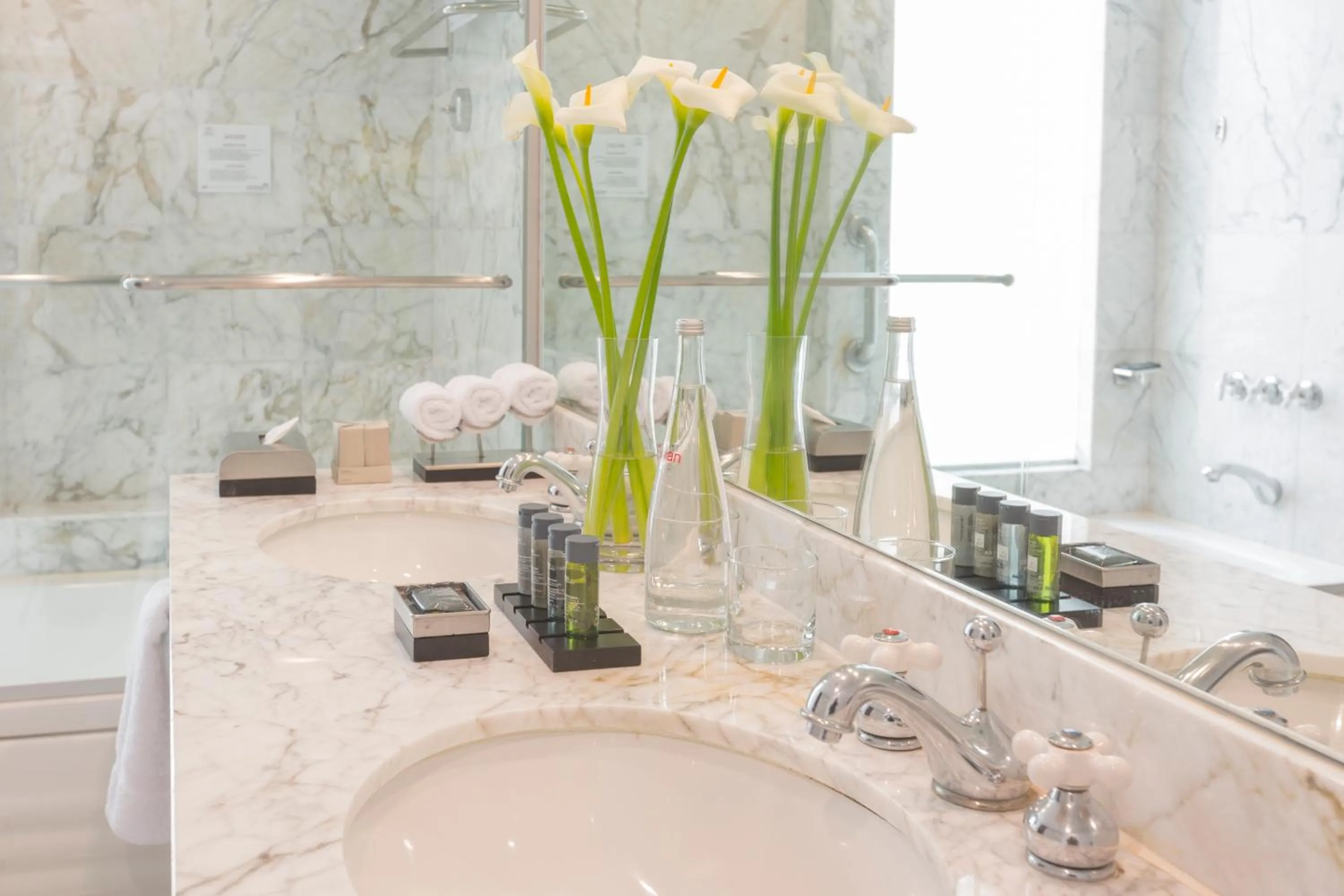 Bathroom in Delfines Hotel & Convention Center