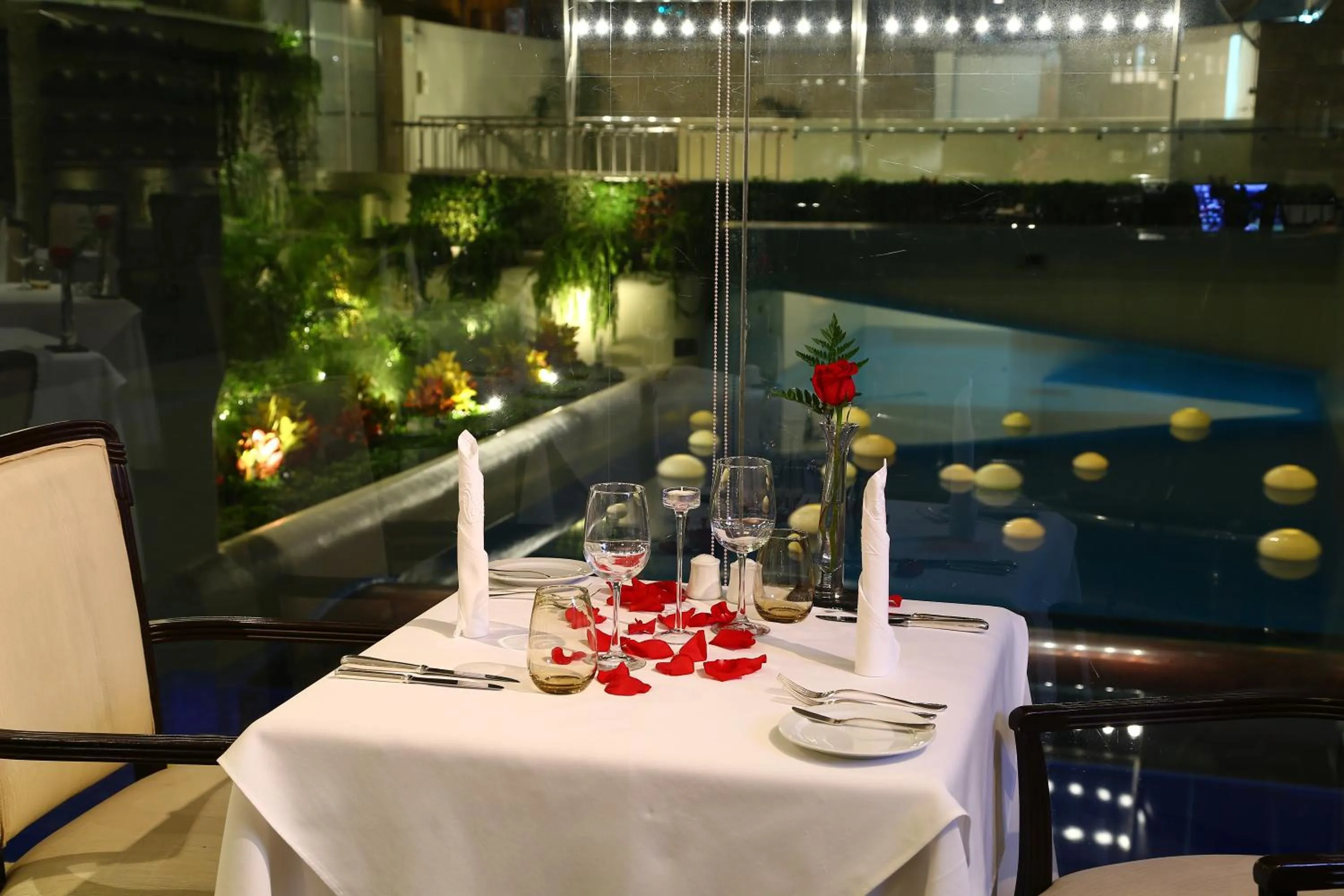 Restaurant/places to eat in Delfines Hotel & Convention Center