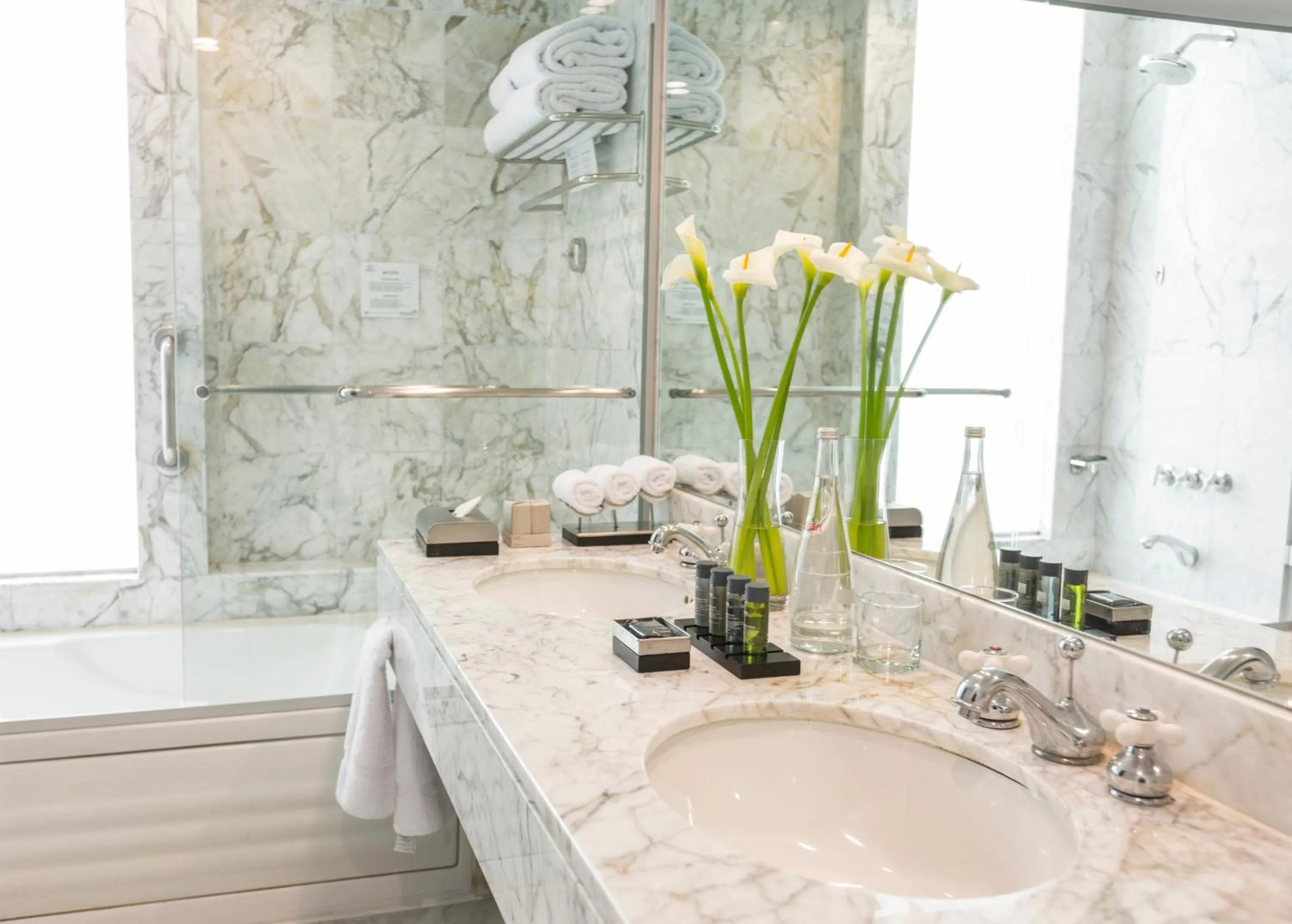 Bathroom in Delfines Hotel & Convention Center