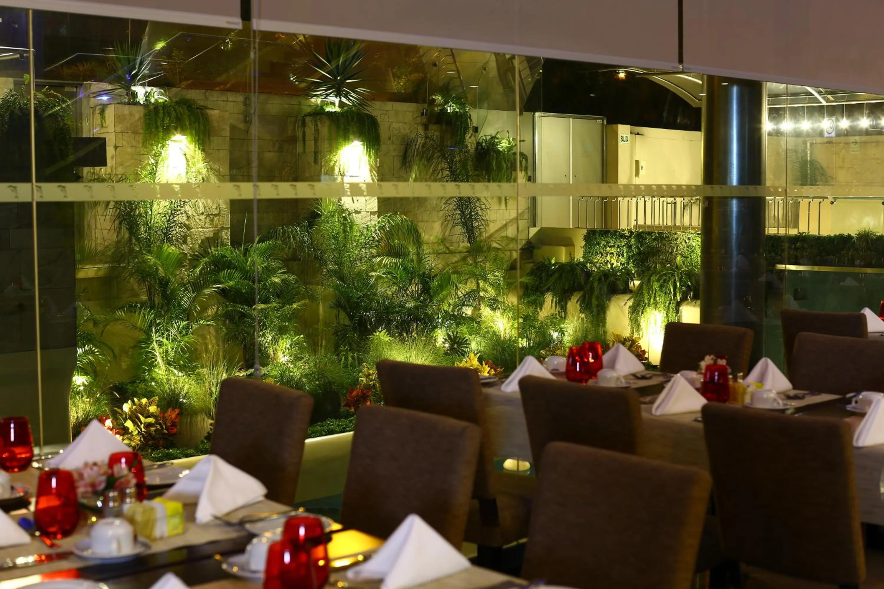 Restaurant/places to eat in Delfines Hotel & Convention Center