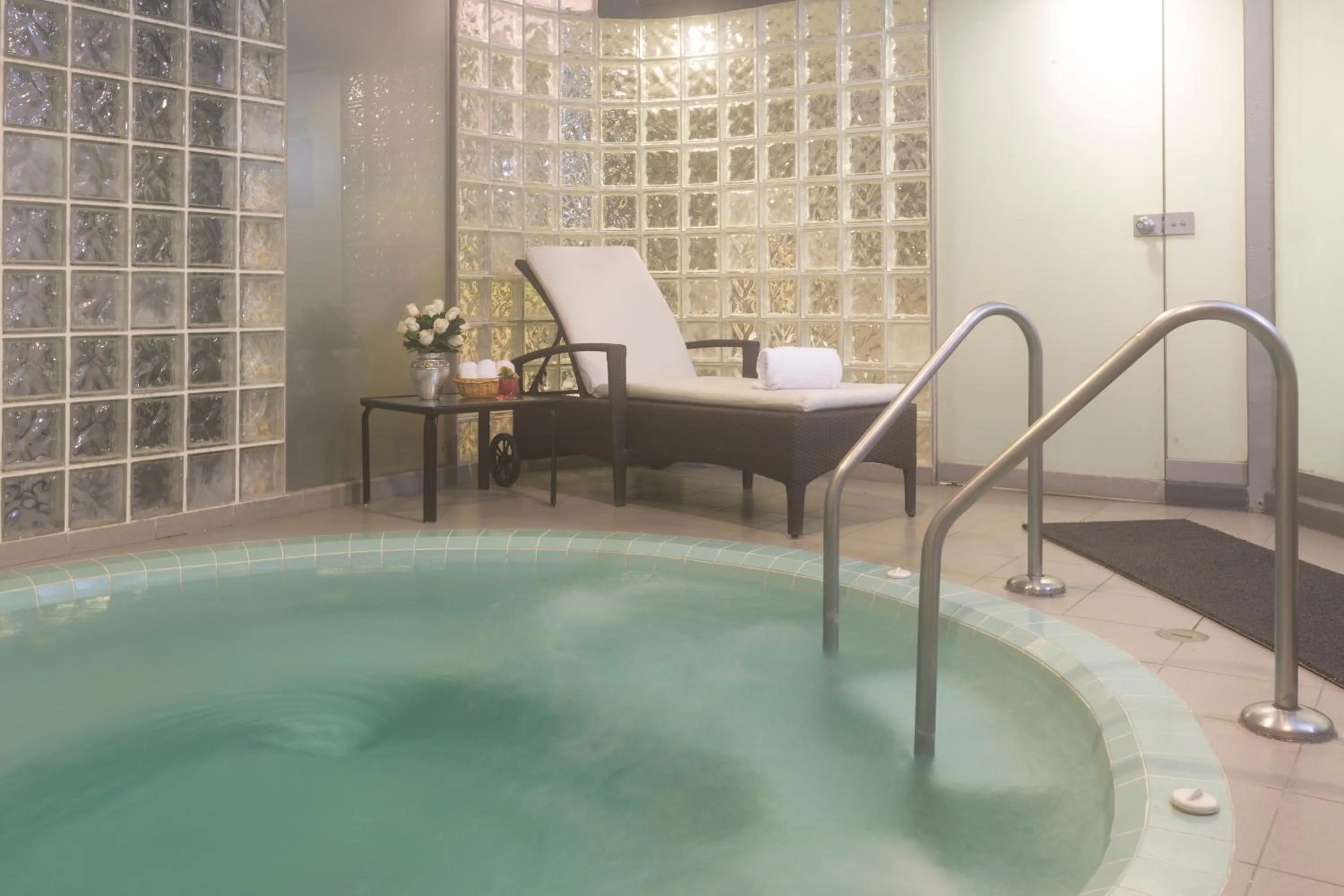 Hot Tub in Delfines Hotel & Convention Center