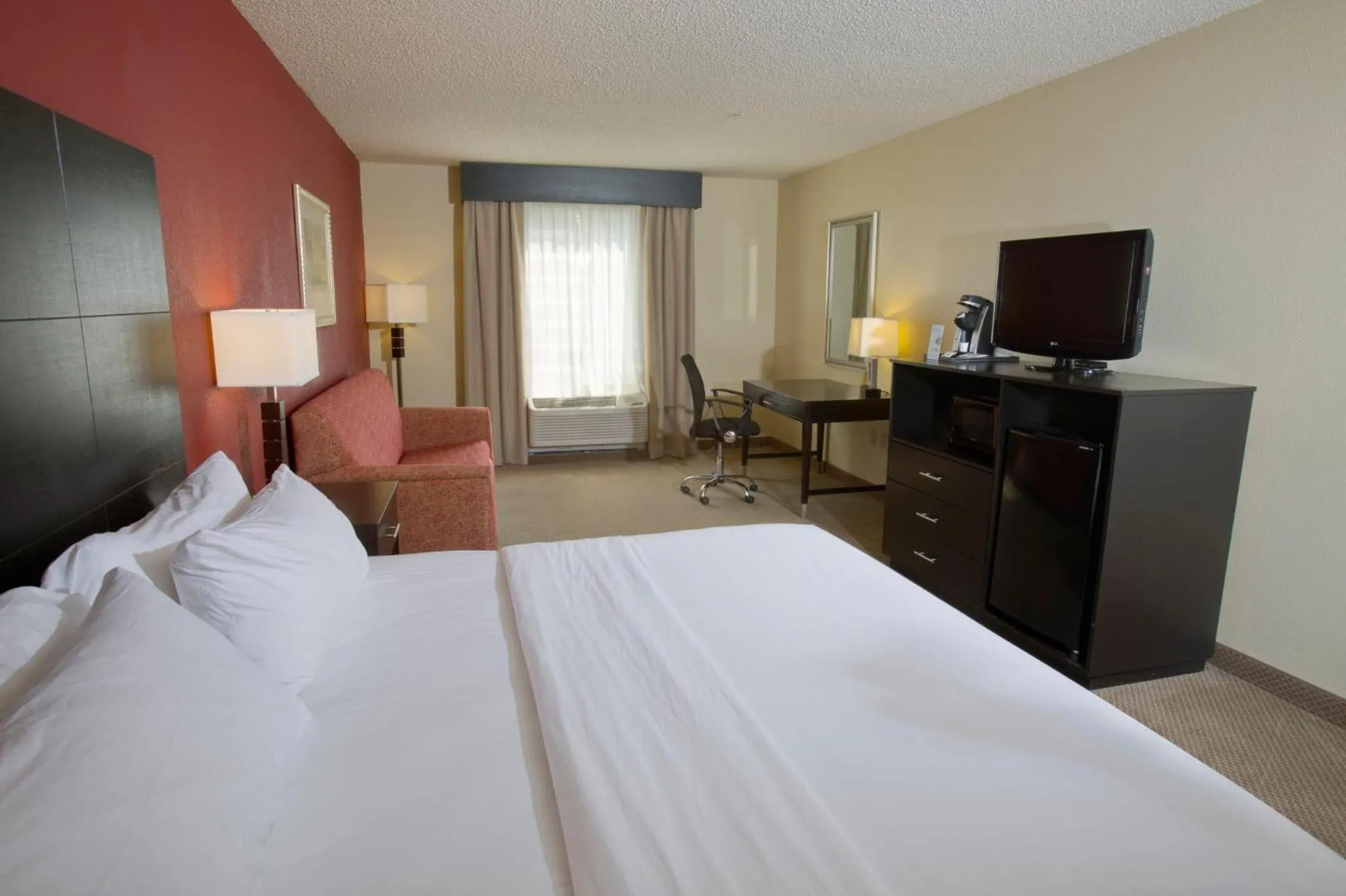 Photo of the whole room, Bed in Holiday Inn Express New Albany by IHG