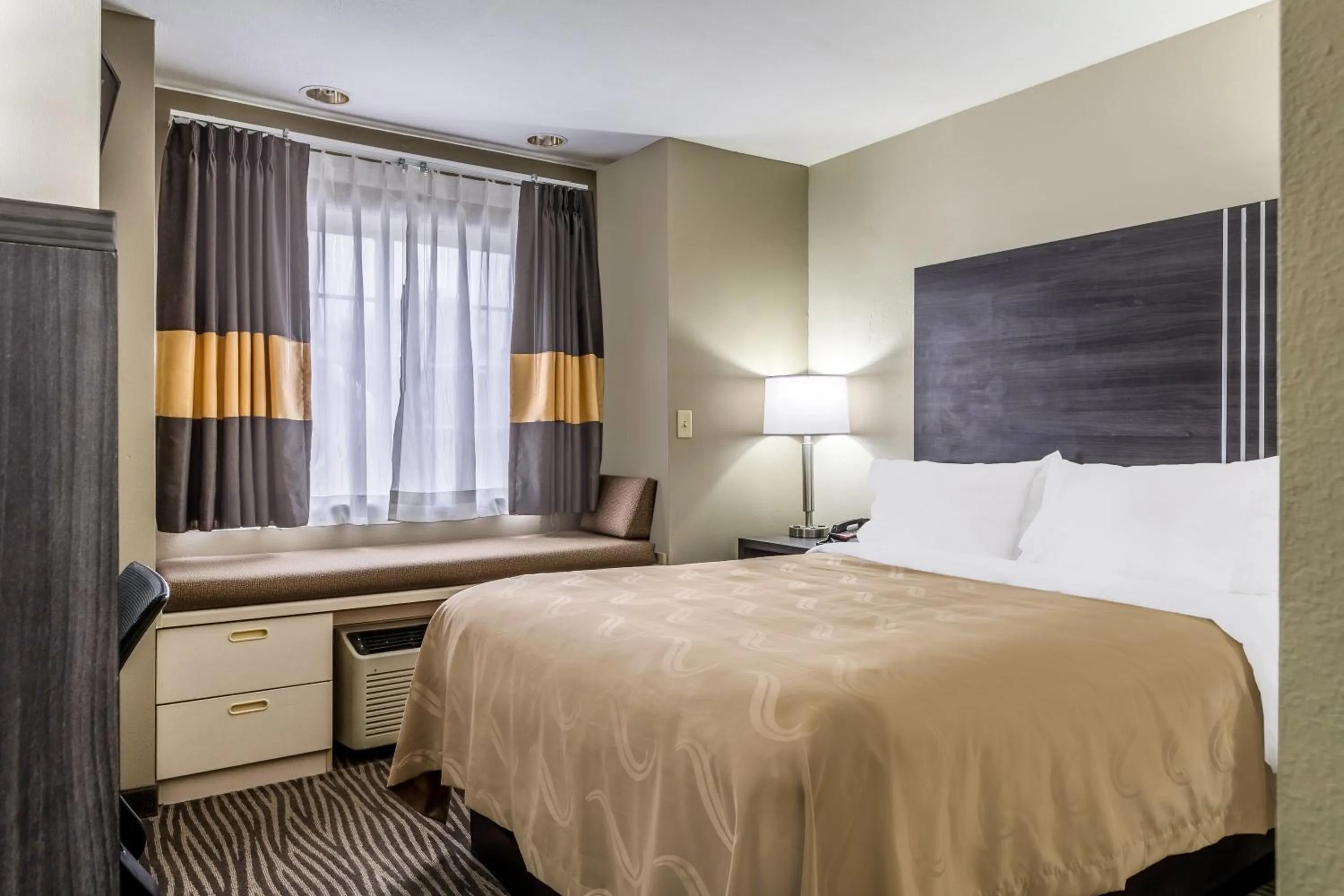 Bed in Quality Inn & Suites North Lima - Boardman