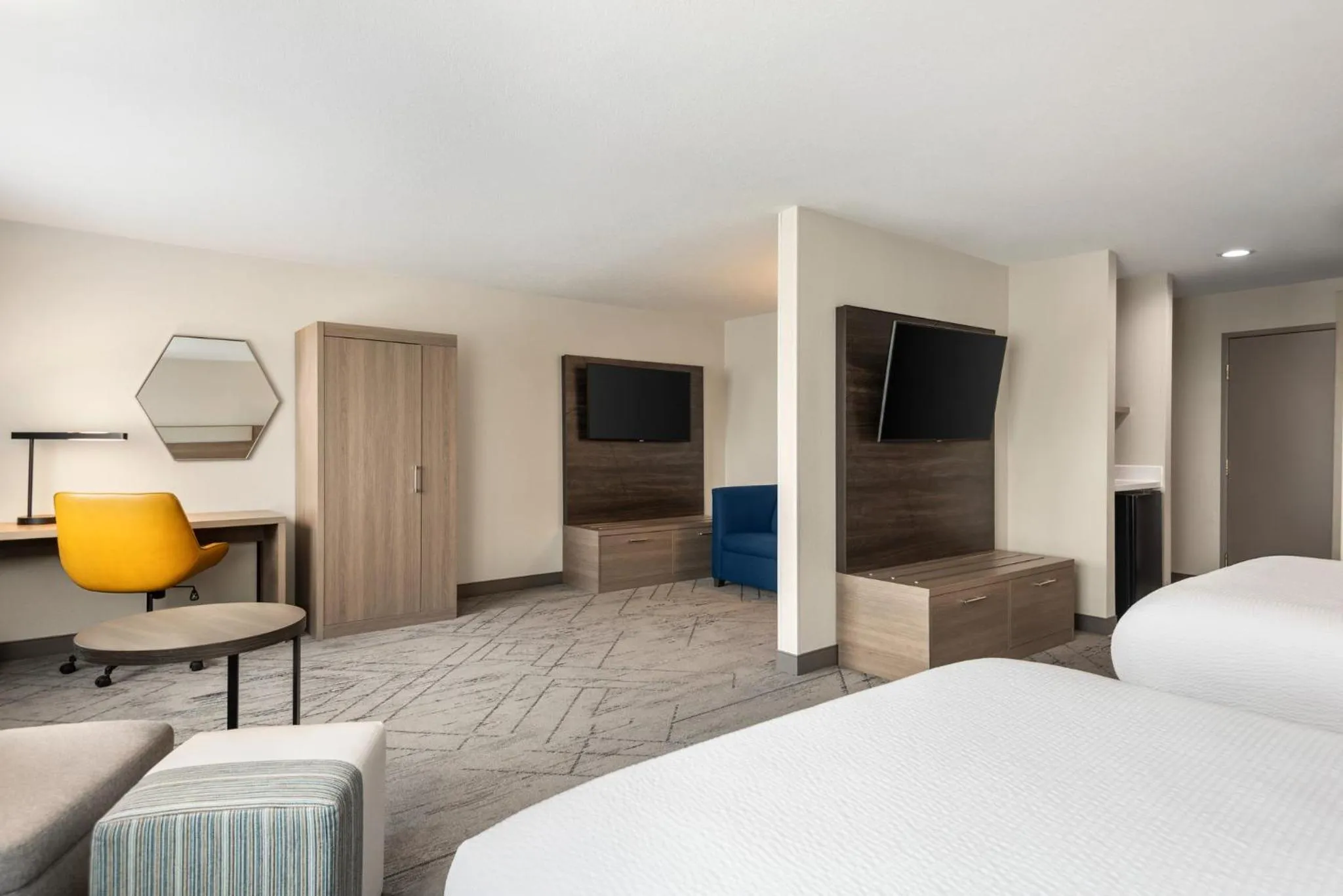 Photo of the whole room, Bed in Holiday Inn Express Morgantown by IHG