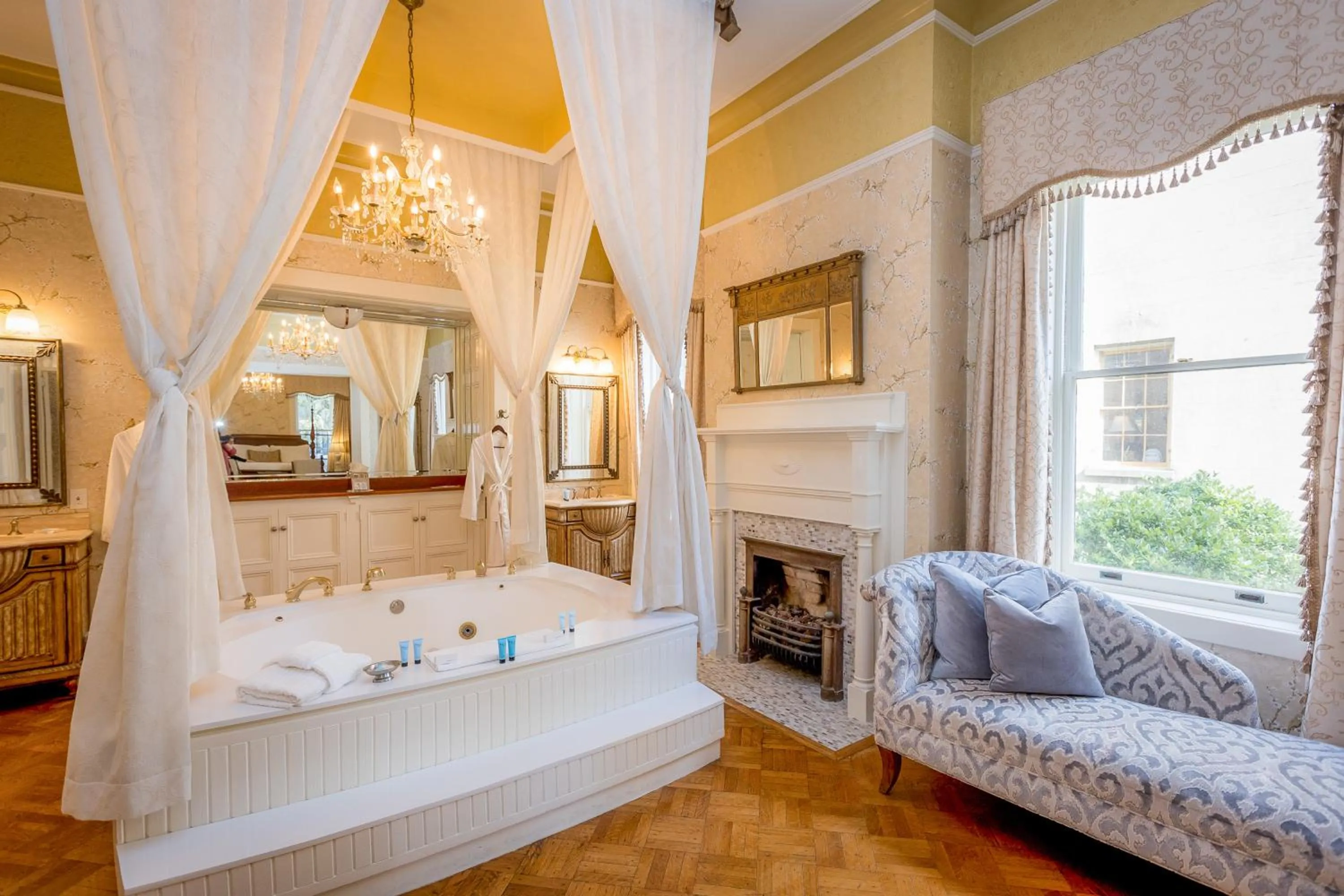 Hot Tub, Bed in The Gastonian, Historic Inns of Savannah Collection
