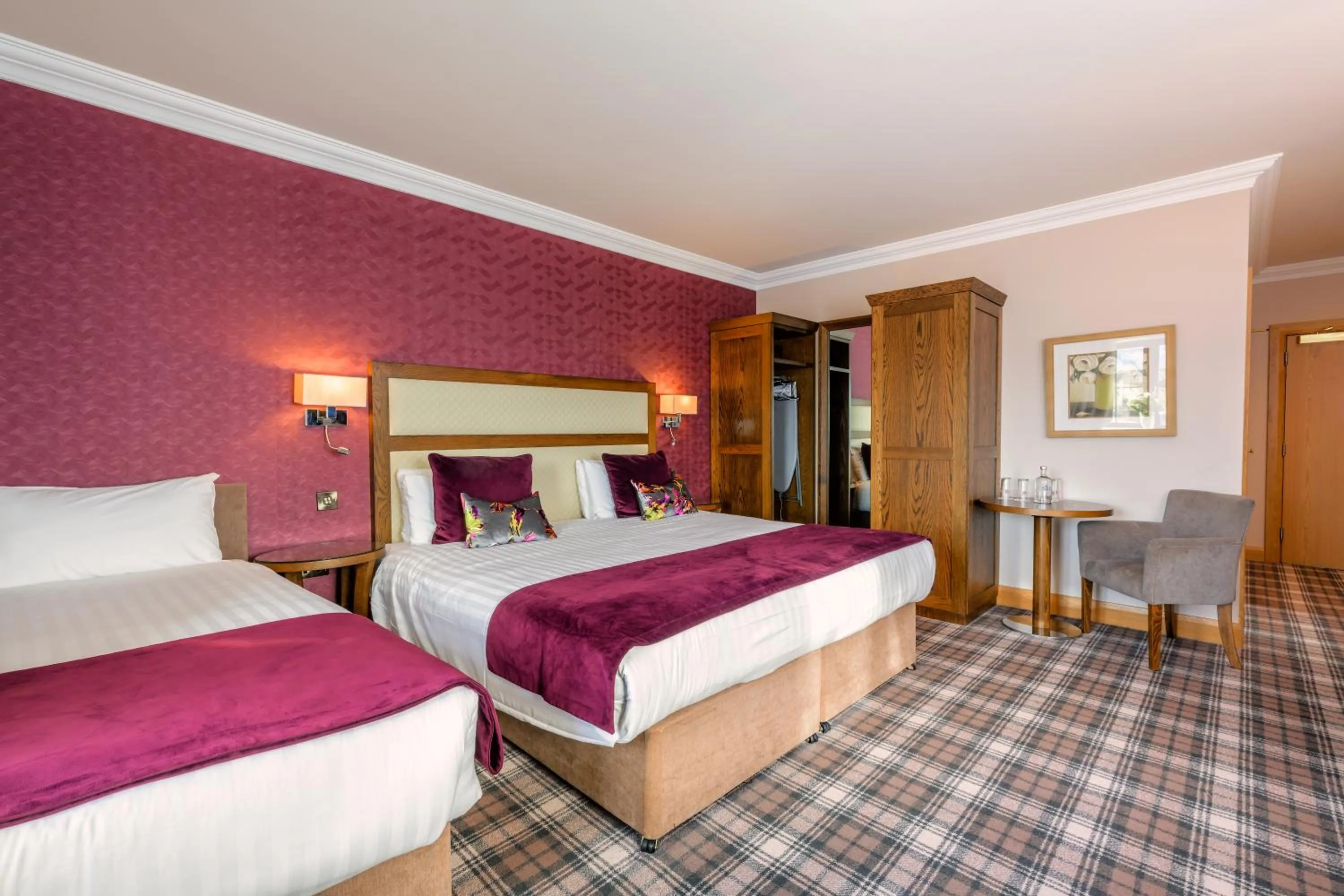 Photo of the whole room, Bed in Flagstaff Lodge