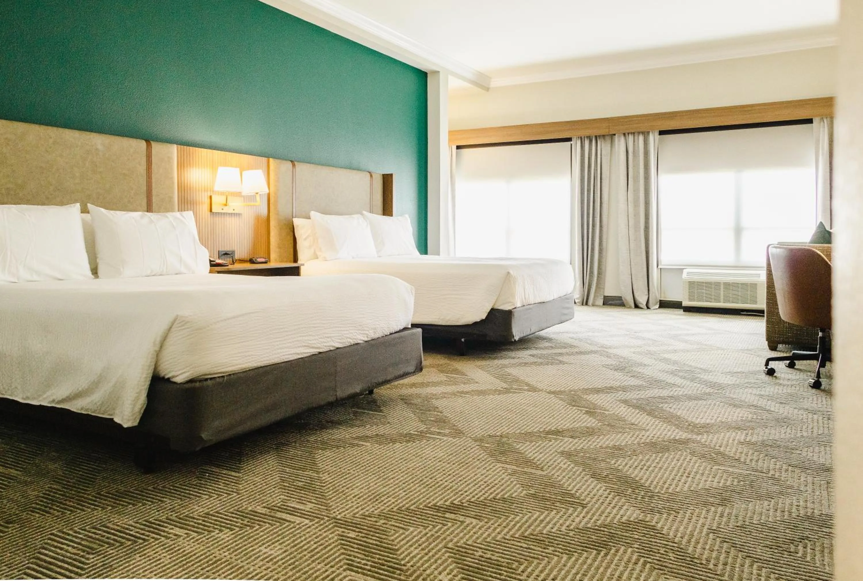 Bed in Holiday Inn Macon North by IHG