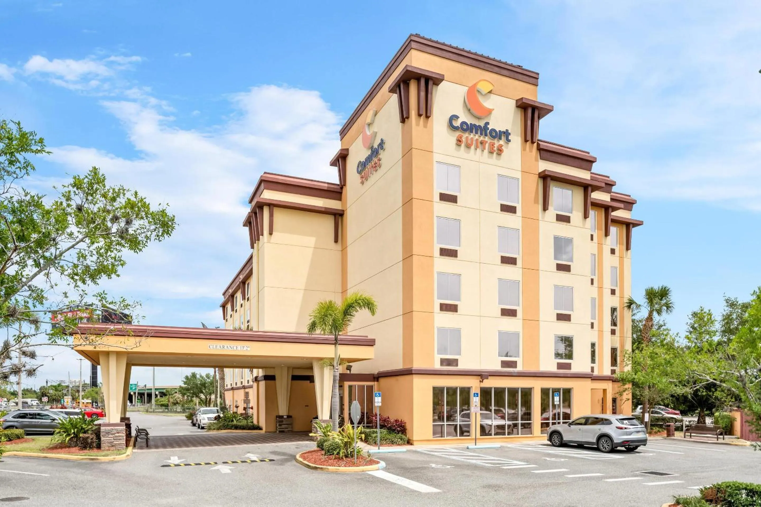 Property building in Comfort Suites Orlando Airport