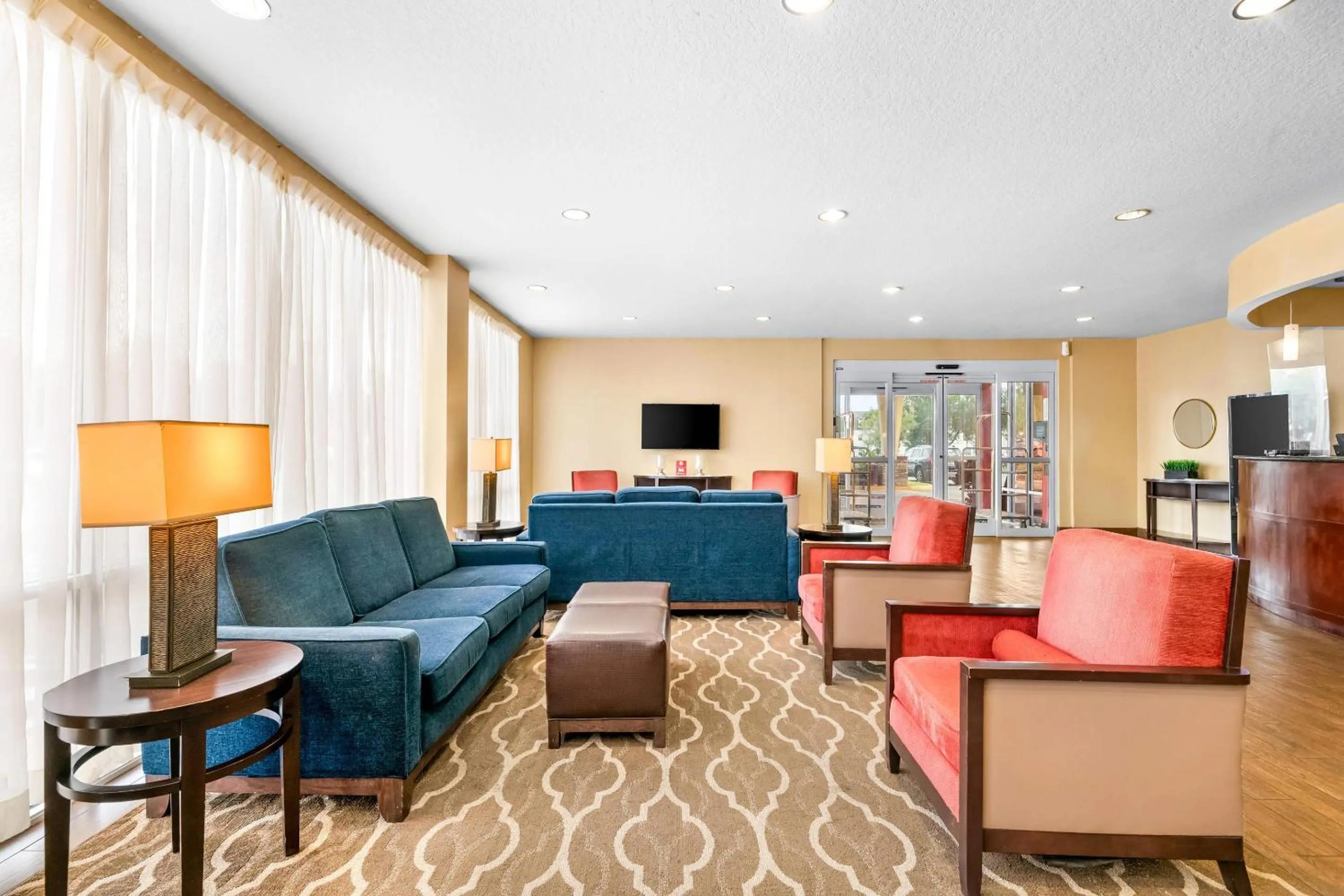 Lobby or reception in Comfort Suites Orlando Airport