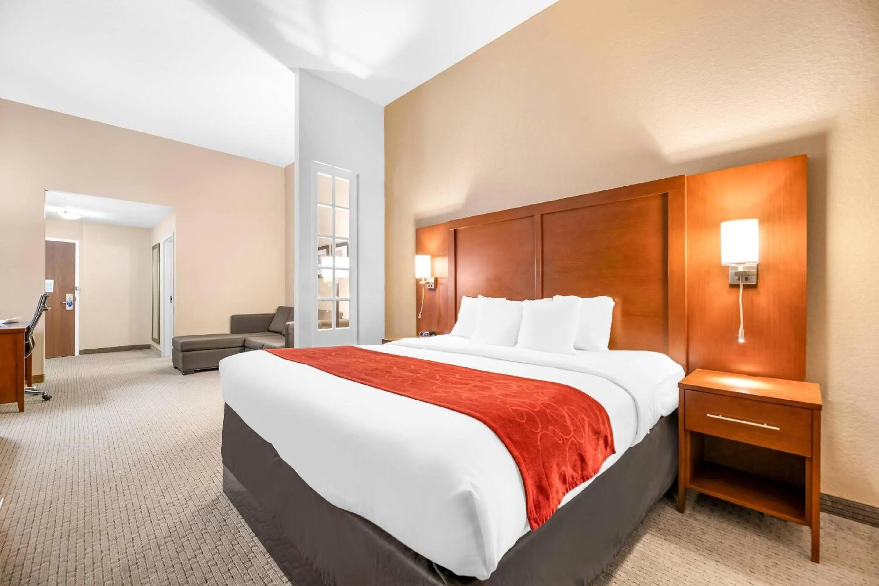 Bedroom, Bed in Comfort Suites Orlando Airport