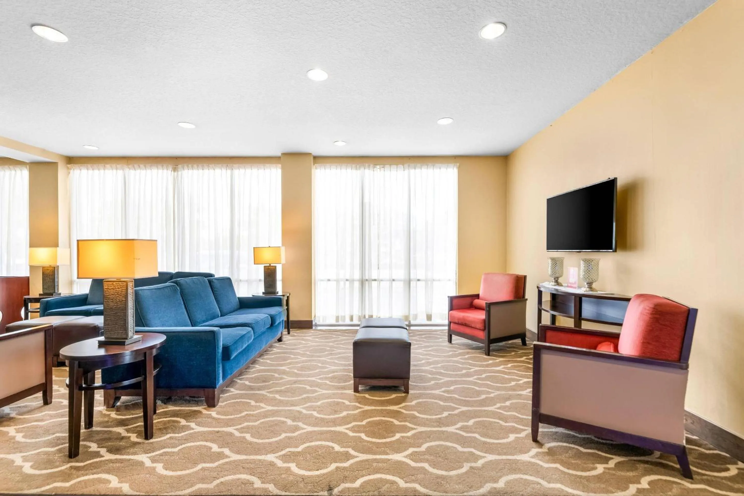 Lobby or reception in Comfort Suites Orlando Airport