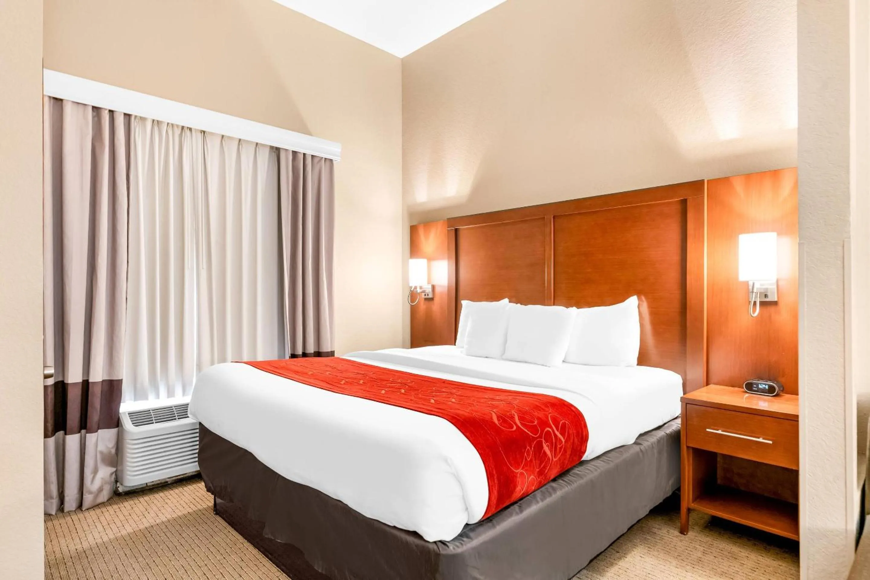 Bedroom, Bed in Comfort Suites Orlando Airport