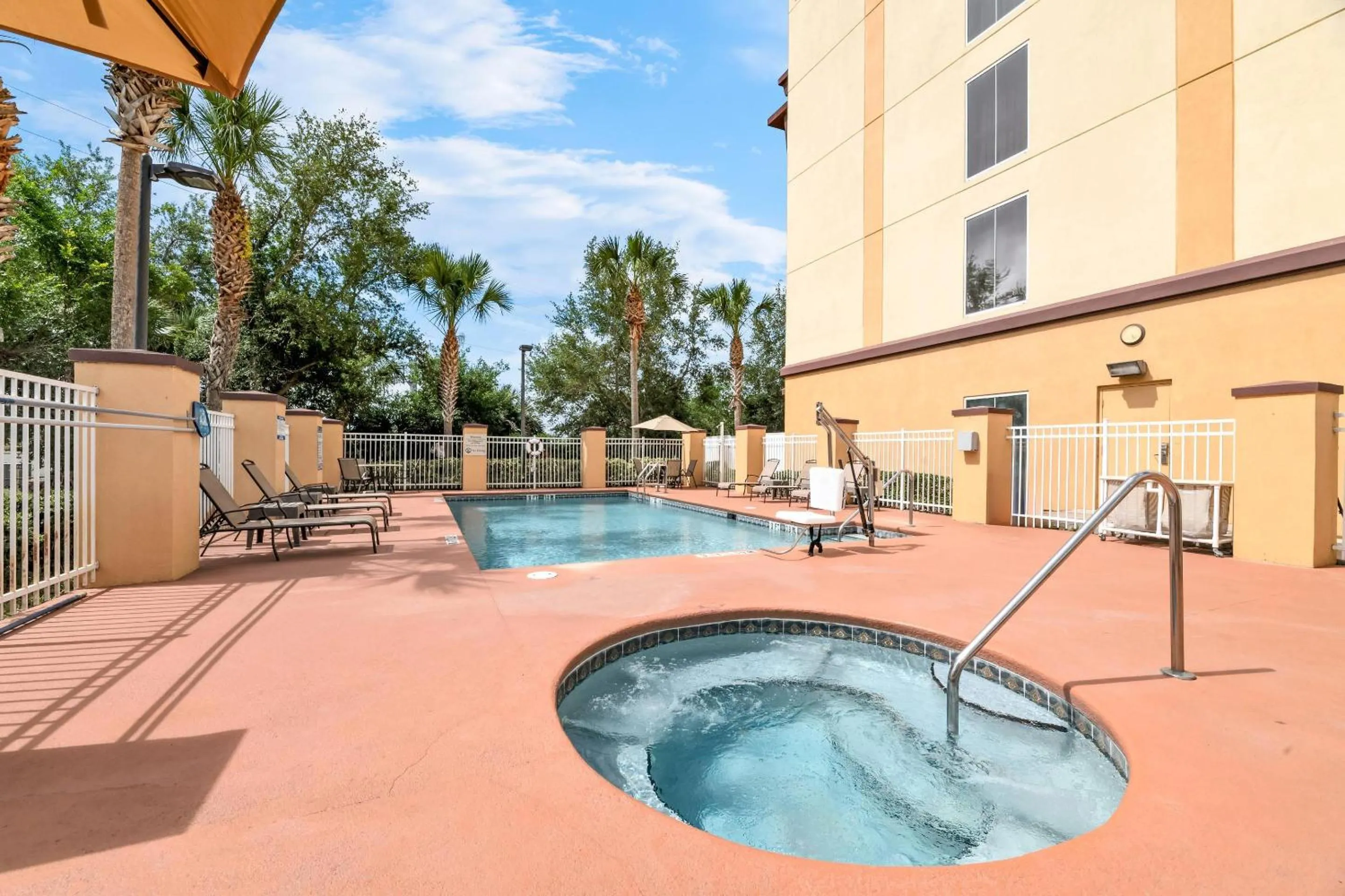 Swimming pool in Comfort Suites Orlando Airport