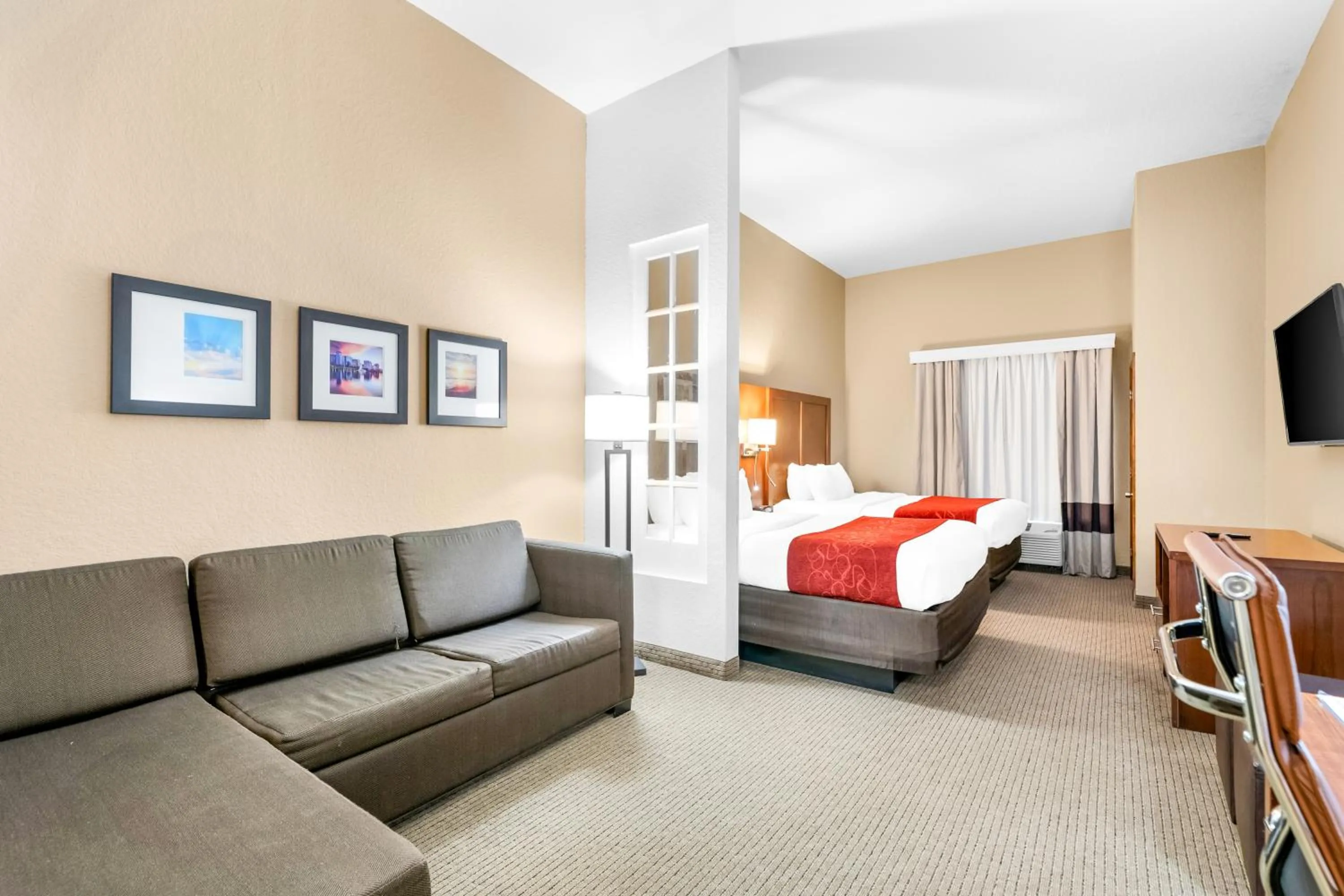 Bedroom, Bed in Comfort Suites Orlando Airport