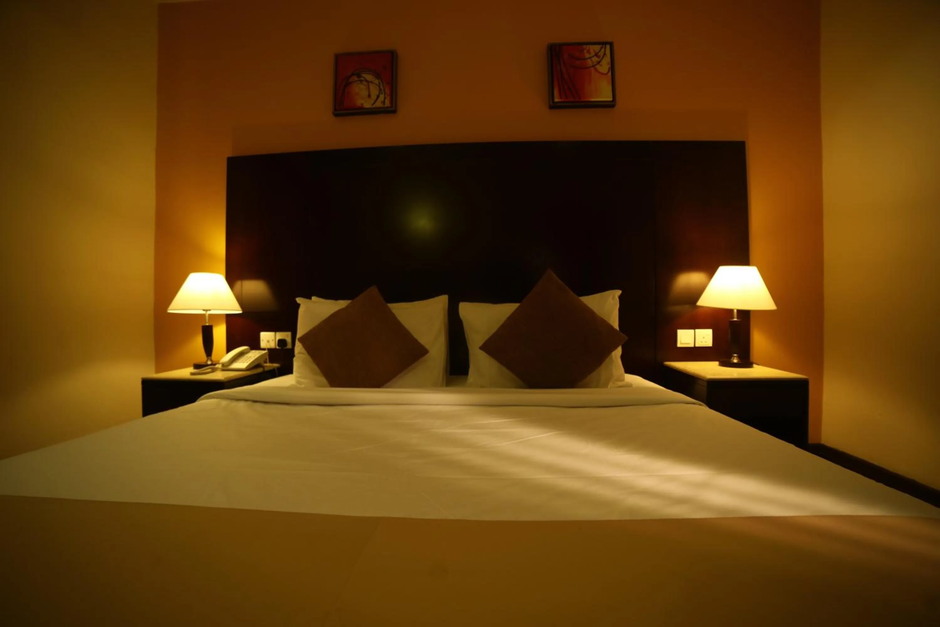 Shower, Bed in Hyde Park Hotel