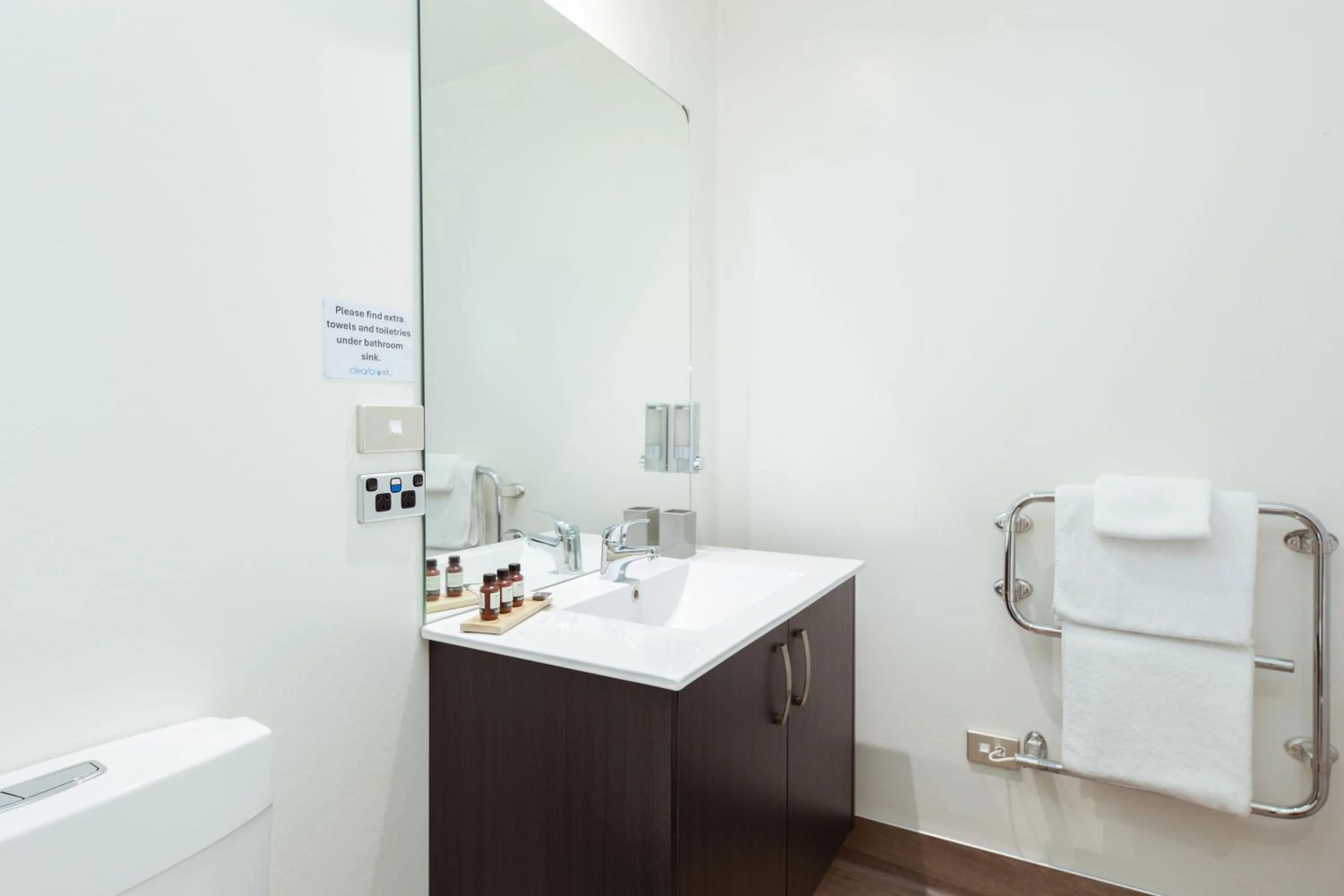 Bathroom in Clearbrook Motel & Serviced Apartments