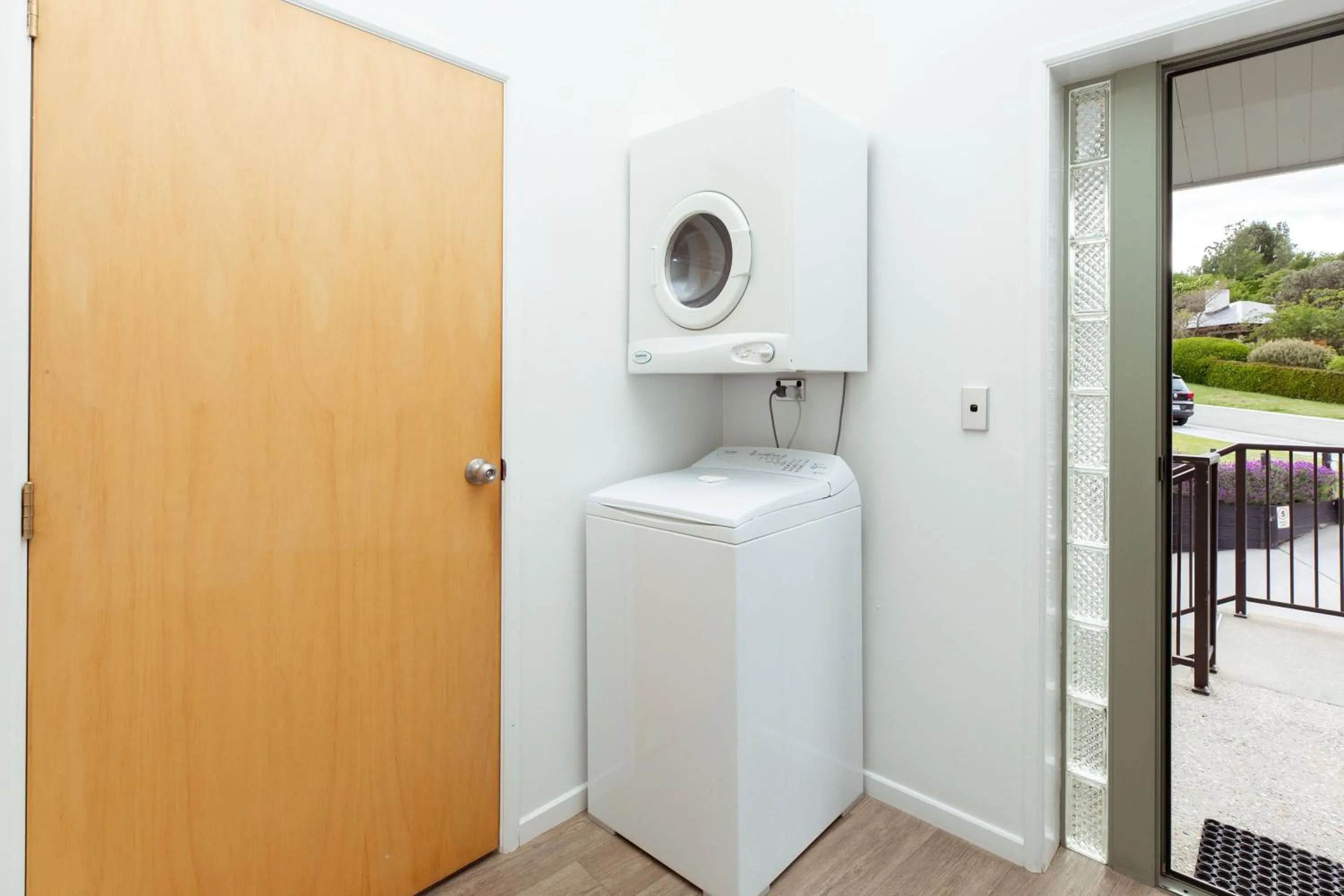 washing machine in Clearbrook Motel & Serviced Apartments