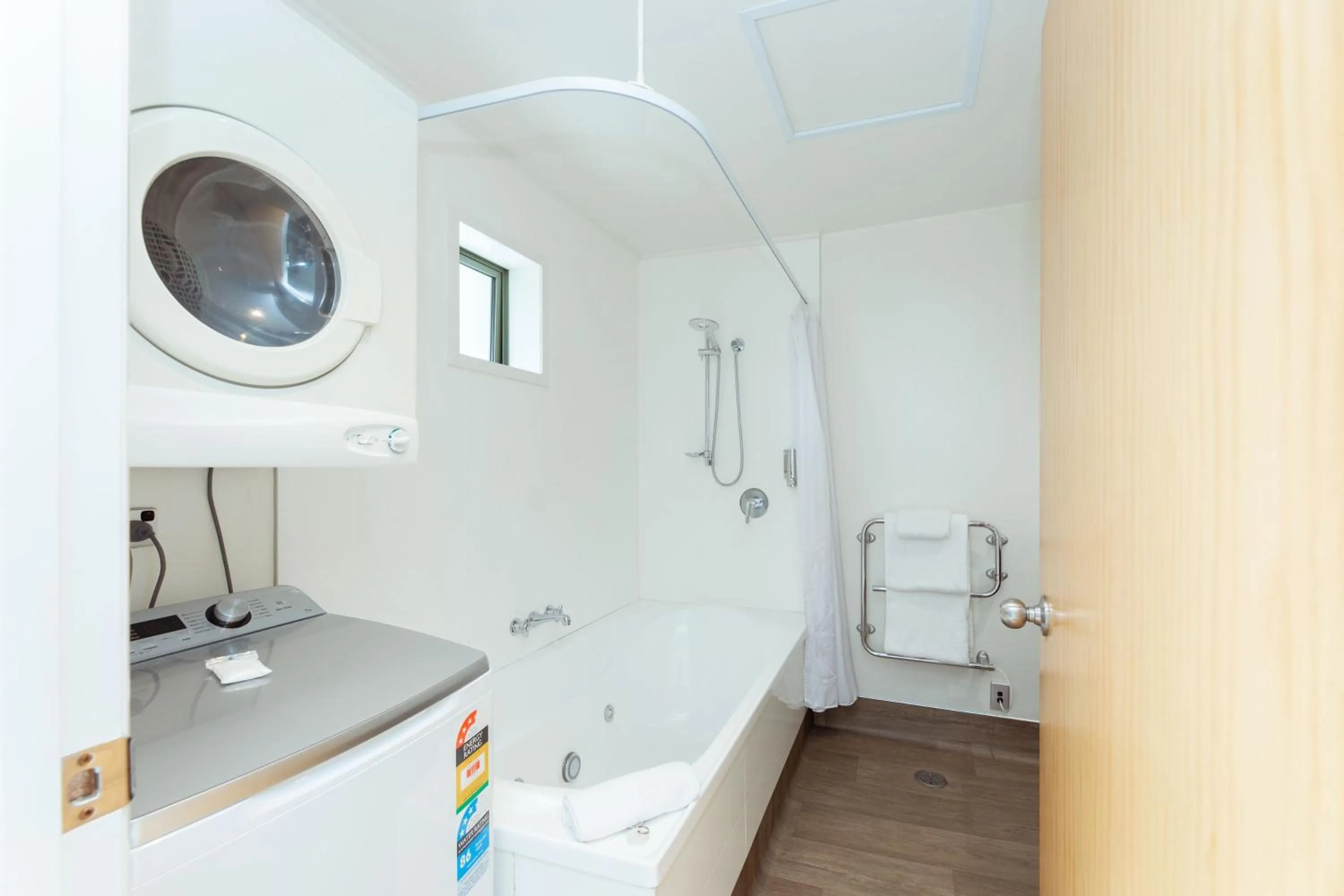 Bathroom in Clearbrook Motel & Serviced Apartments