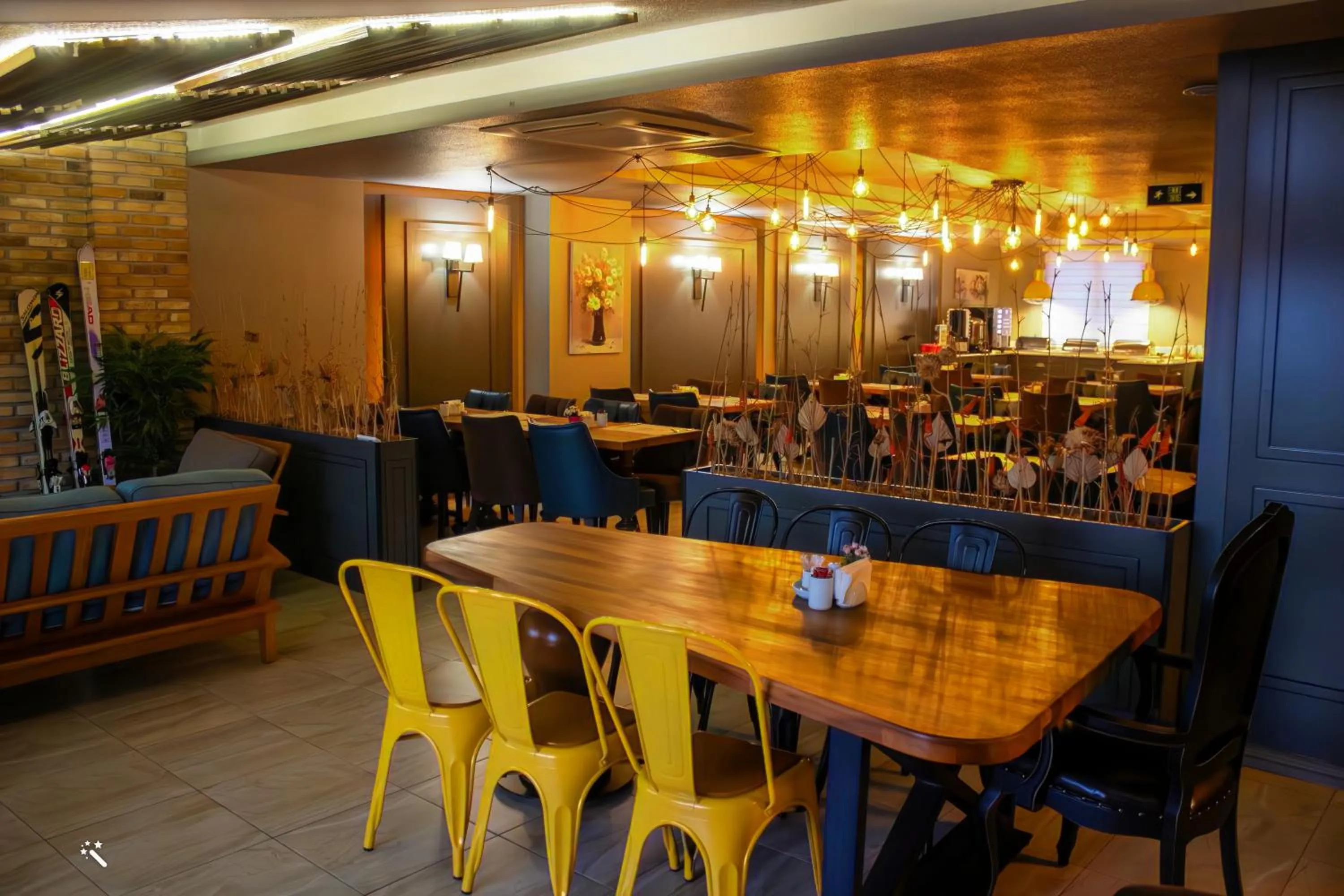 Restaurant/places to eat in Hotel Zade