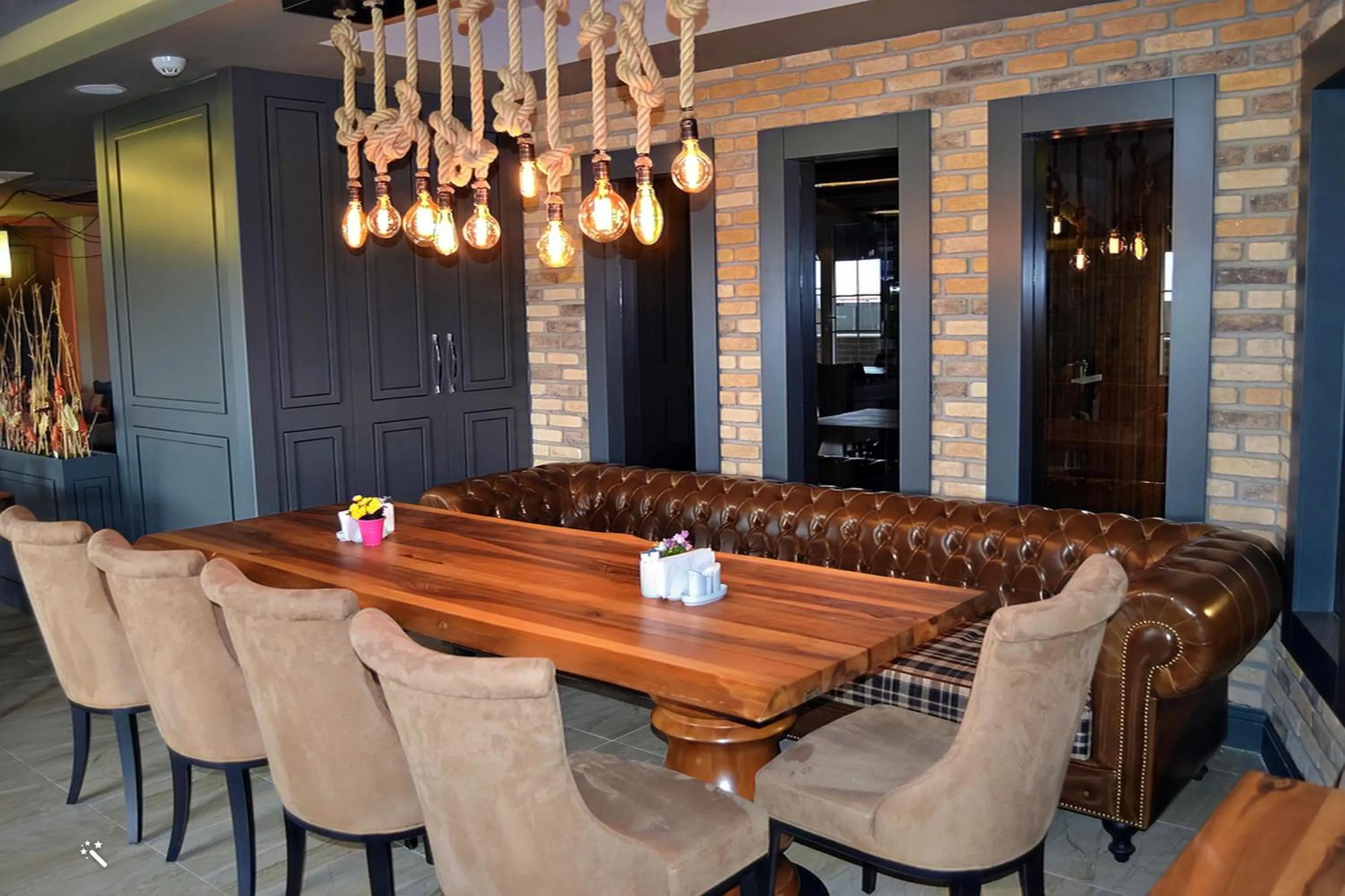 Restaurant/places to eat in Hotel Zade