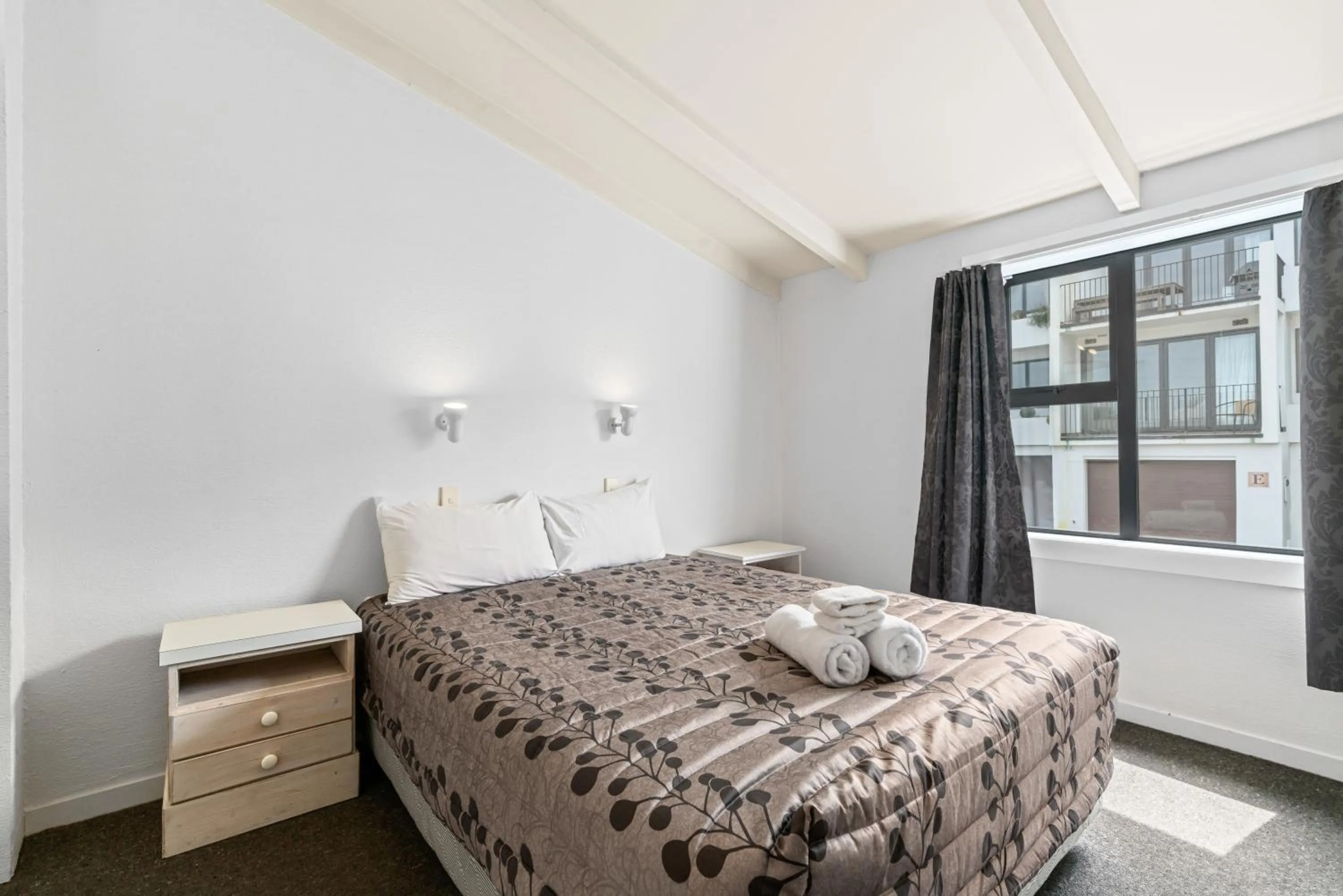 Photo of the whole room, Bed in Queenstown Motel Apartments